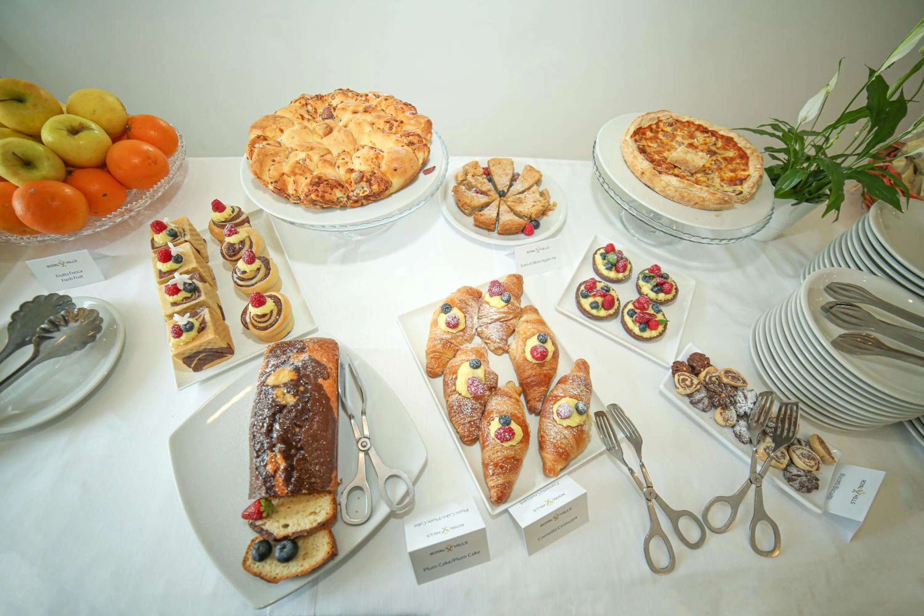 Restaurant/places to eat in Hotel Royal Hills