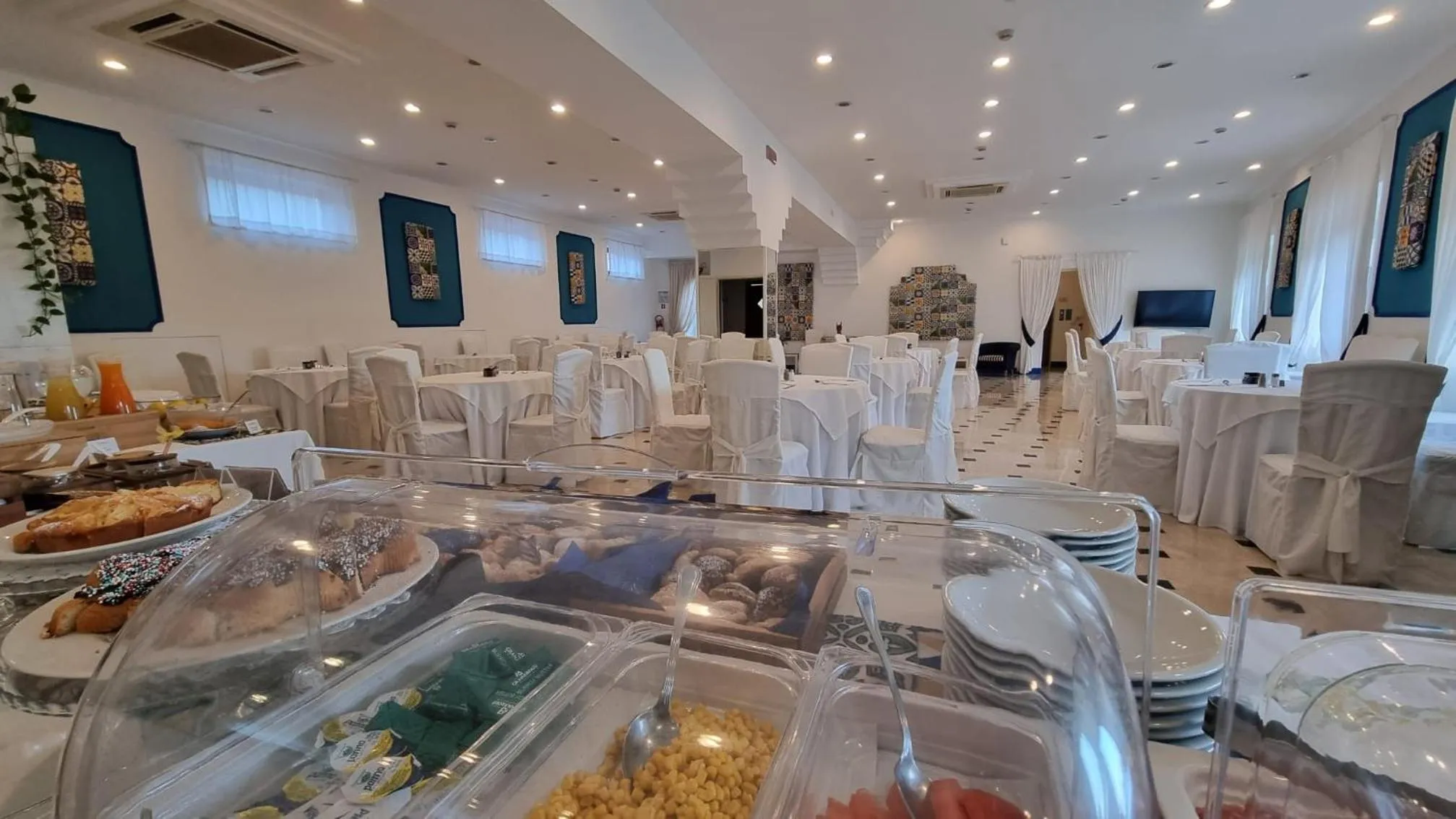 Restaurant/places to eat in Hotel Royal Hills