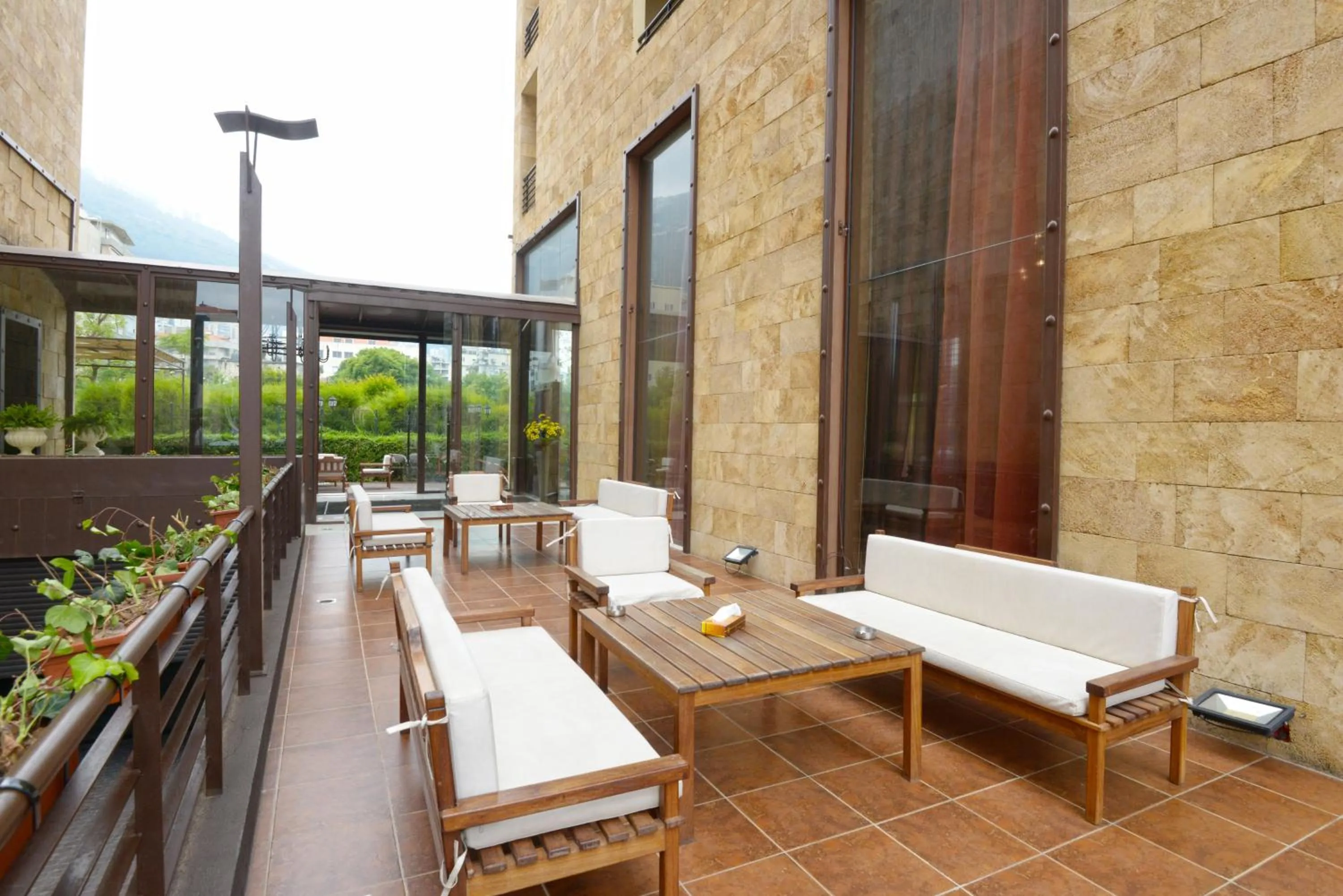 Communal lounge/ TV room in Reston Hotel