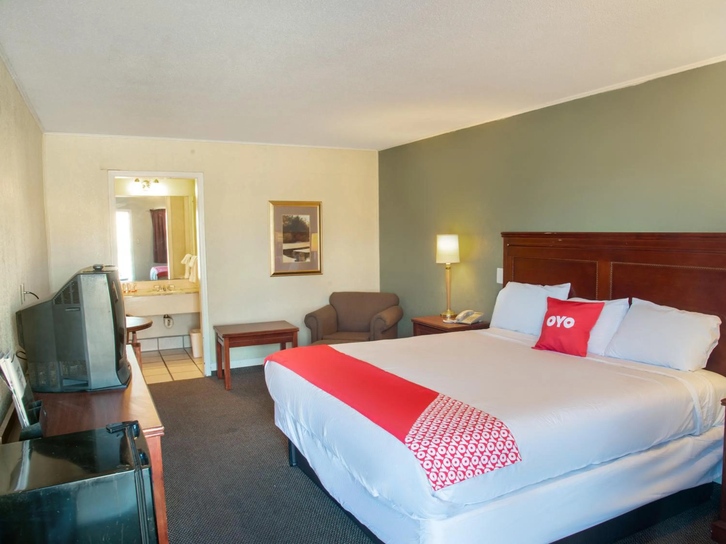 Bedroom in Rest Inn - Extended Stay, I-40 Airport, Wedding & Event Center