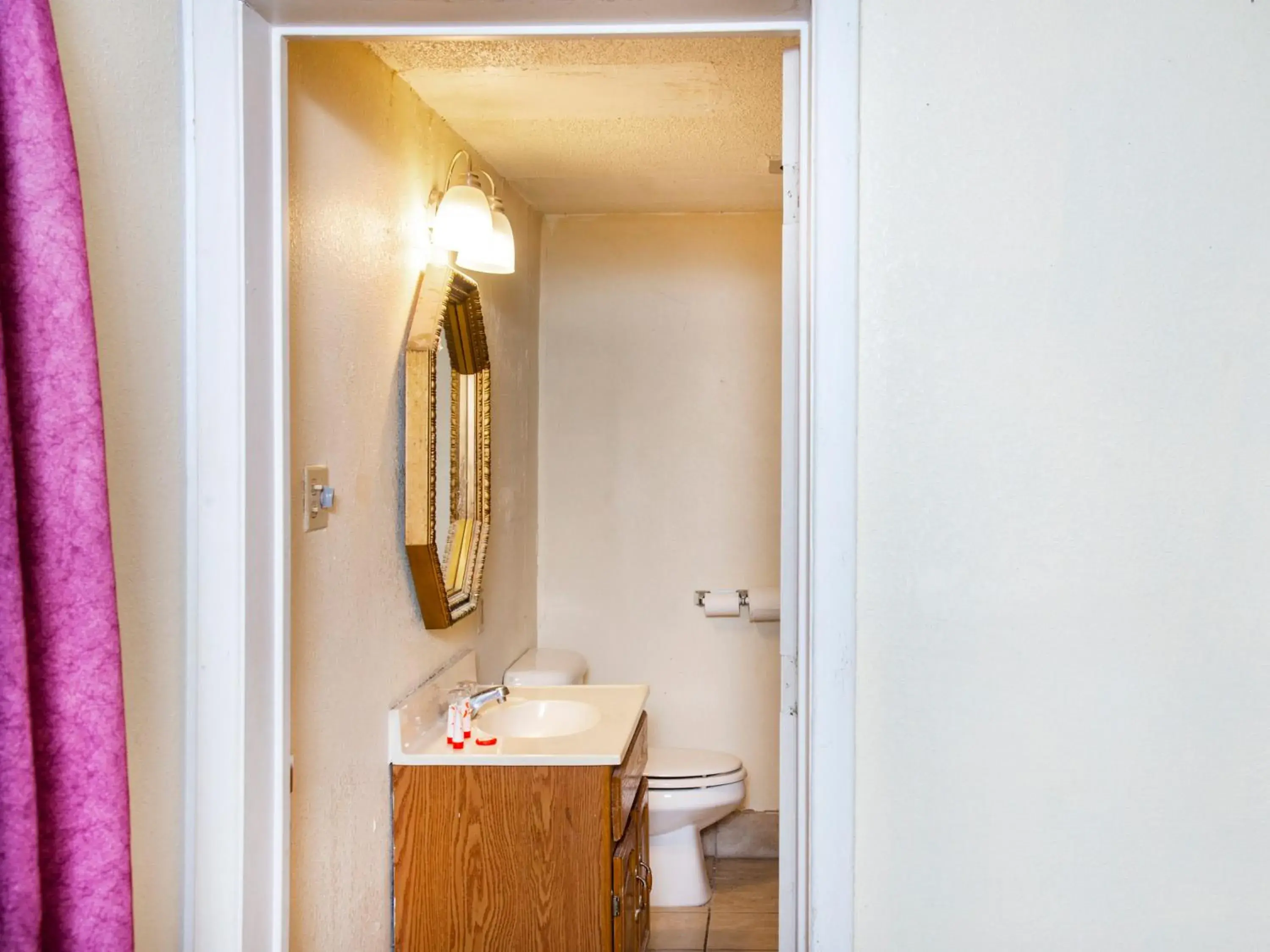 Bathroom in Rest Inn - Extended Stay, I-40 Airport, Wedding & Event Center