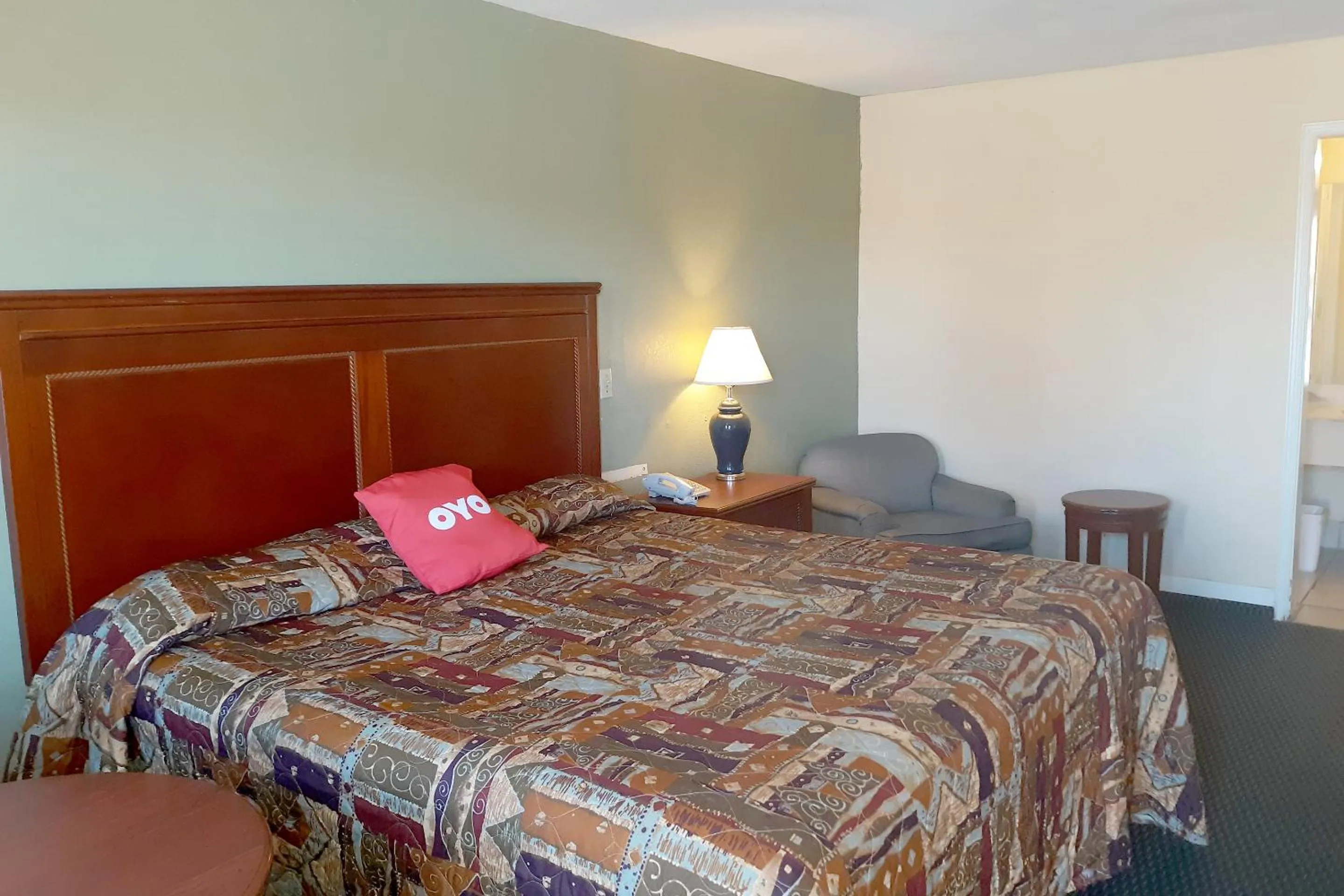 Bedroom in Rest Inn - Extended Stay, I-40 Airport, Wedding & Event Center