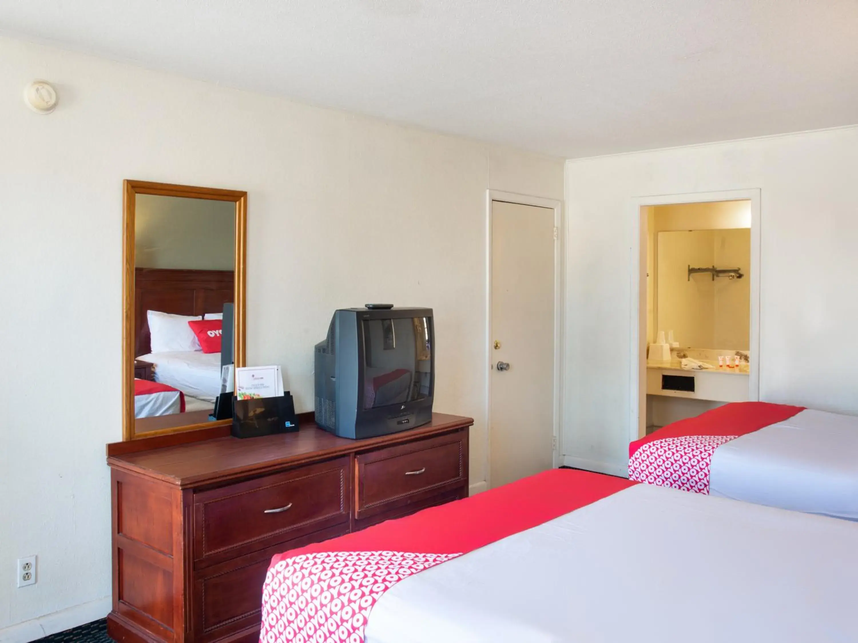 TV and multimedia, Bed in Rest Inn - Extended Stay, I-40 Airport, Wedding & Event Center