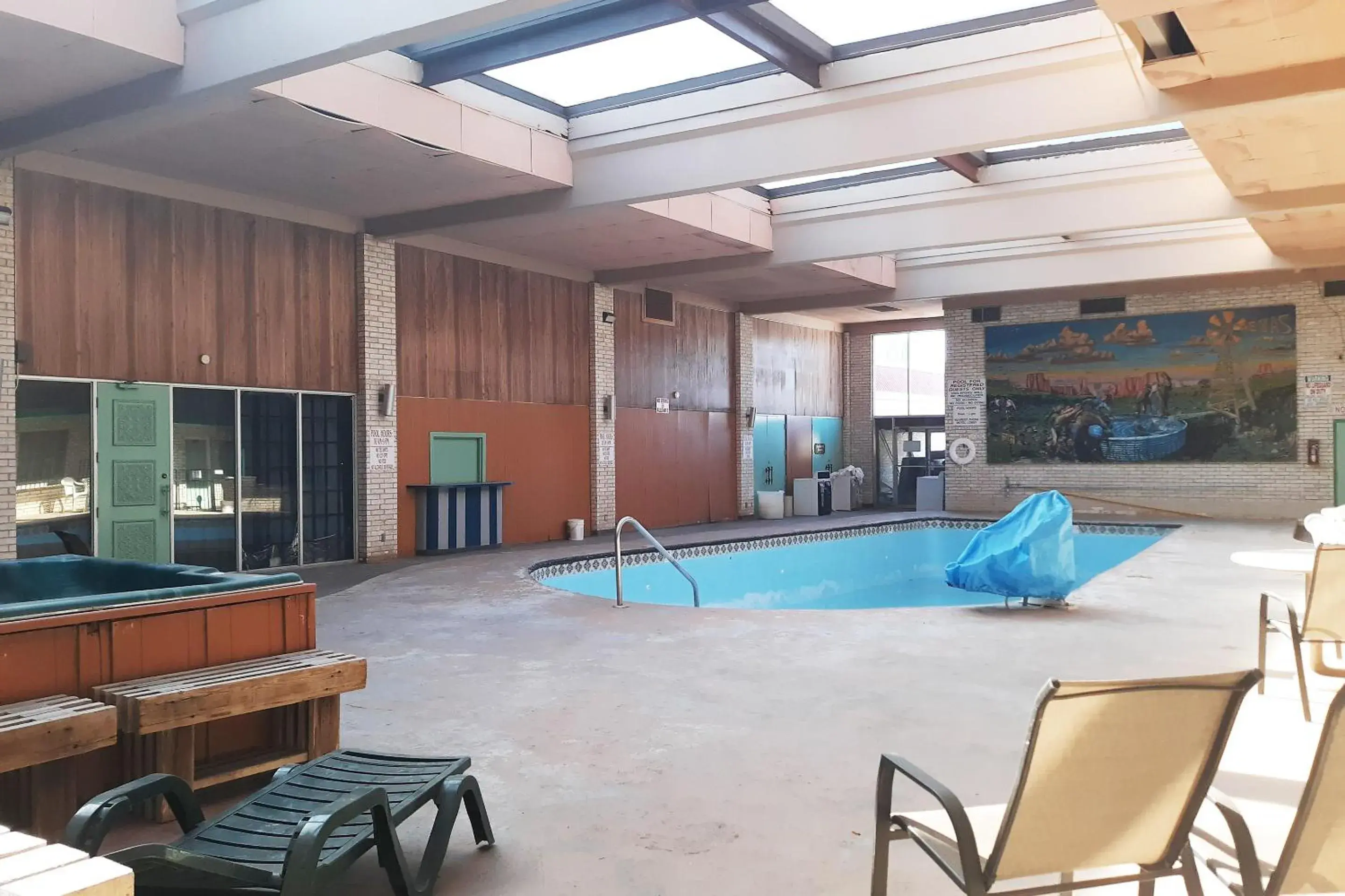 Swimming Pool in Rest Inn - Extended Stay, I-40 Airport, Wedding & Event Center