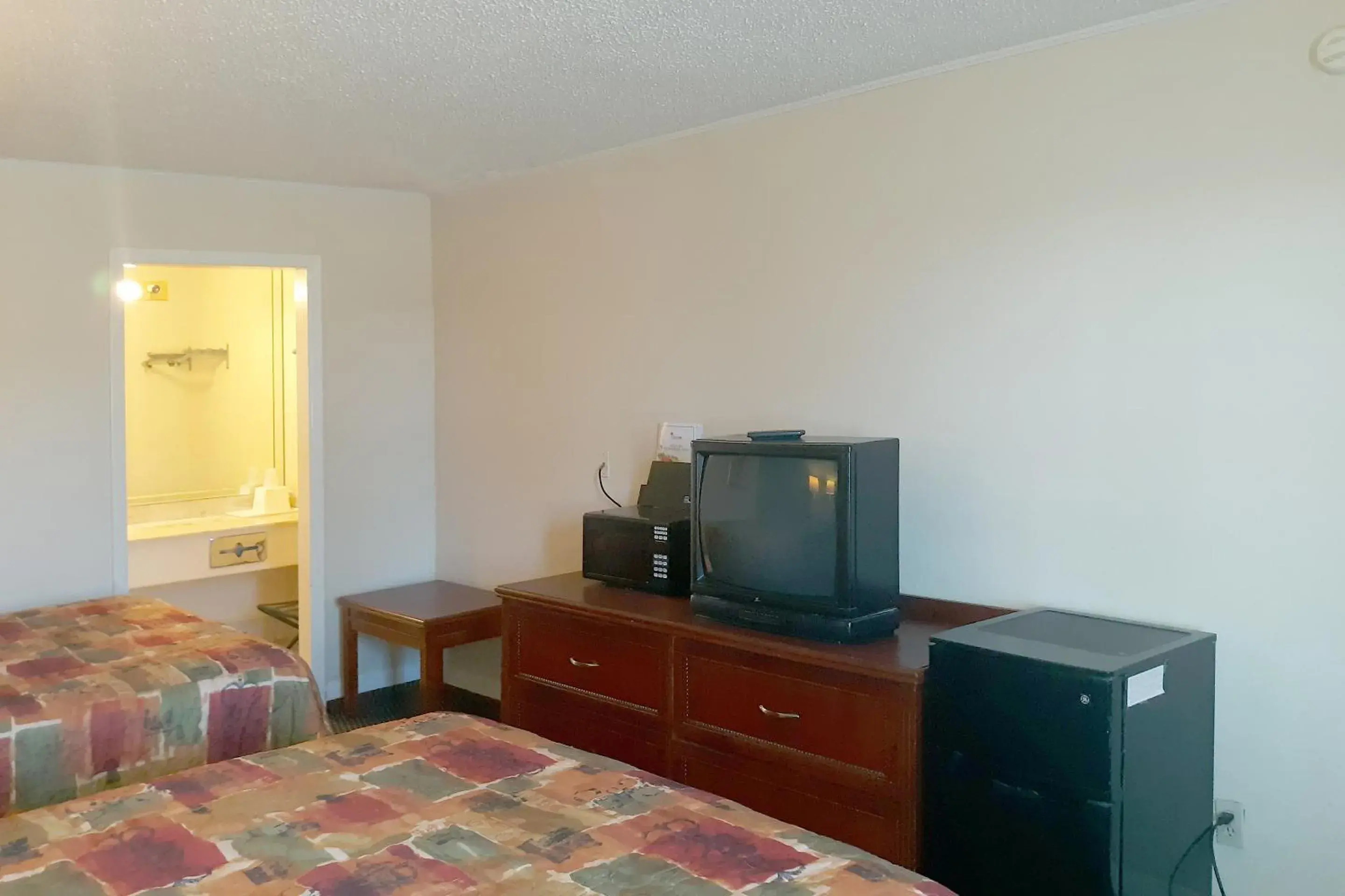 Bedroom, TV/Entertainment Center in Rest Inn - Extended Stay, I-40 Airport, Wedding & Event Center