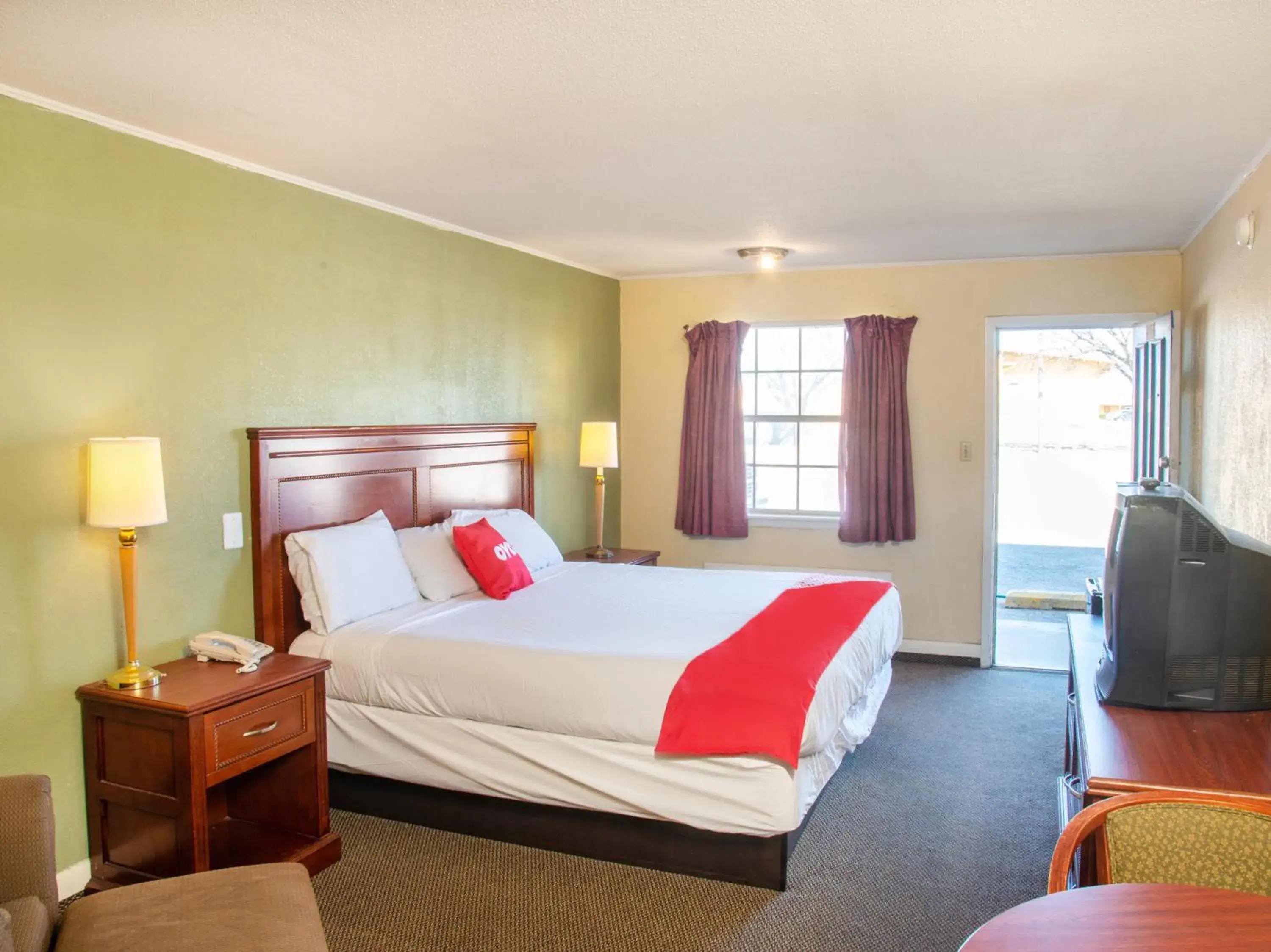 Bedroom in Rest Inn - Extended Stay, I-40 Airport, Wedding & Event Center