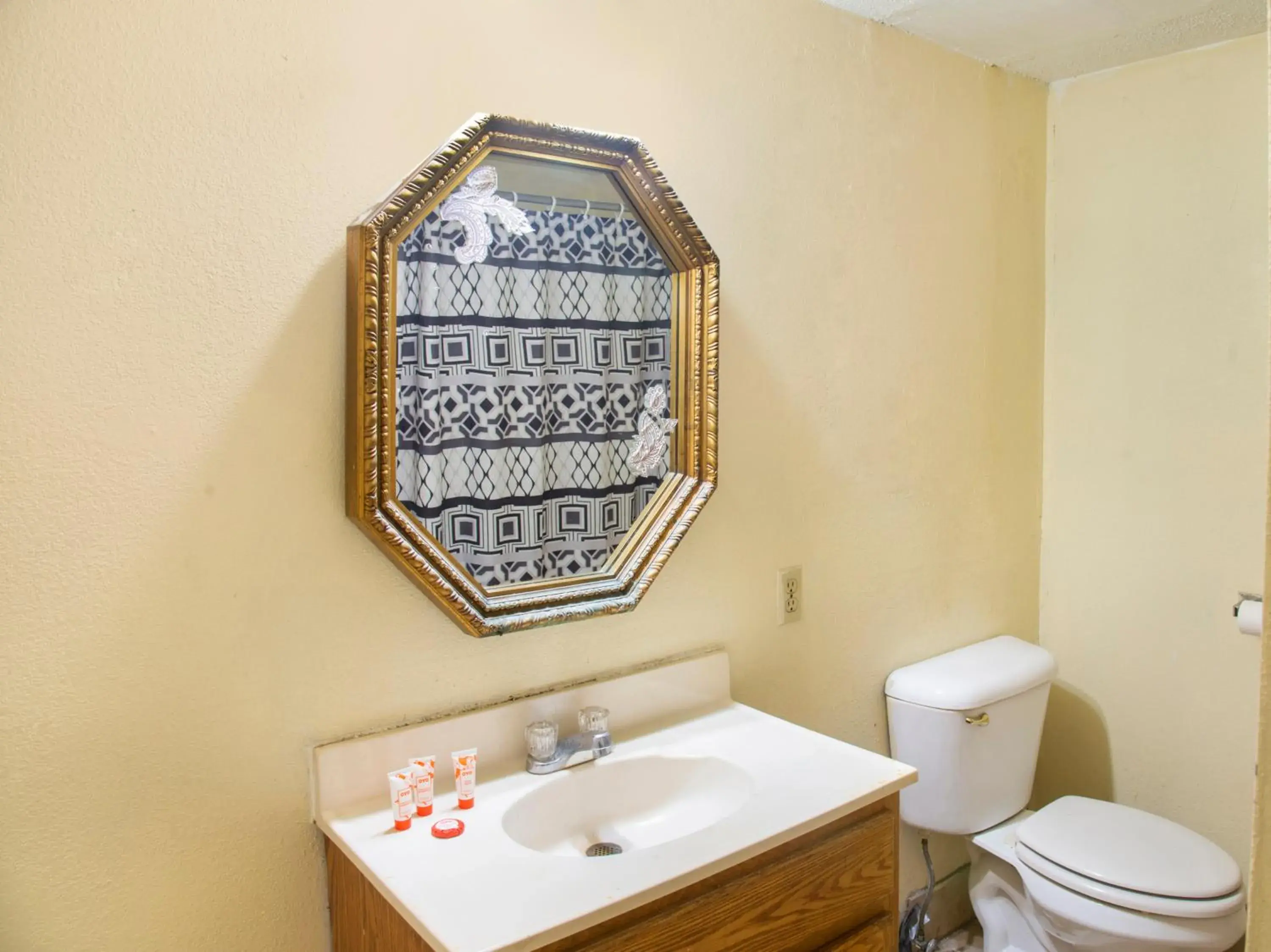 Bathroom in Rest Inn - Extended Stay, I-40 Airport, Wedding & Event Center