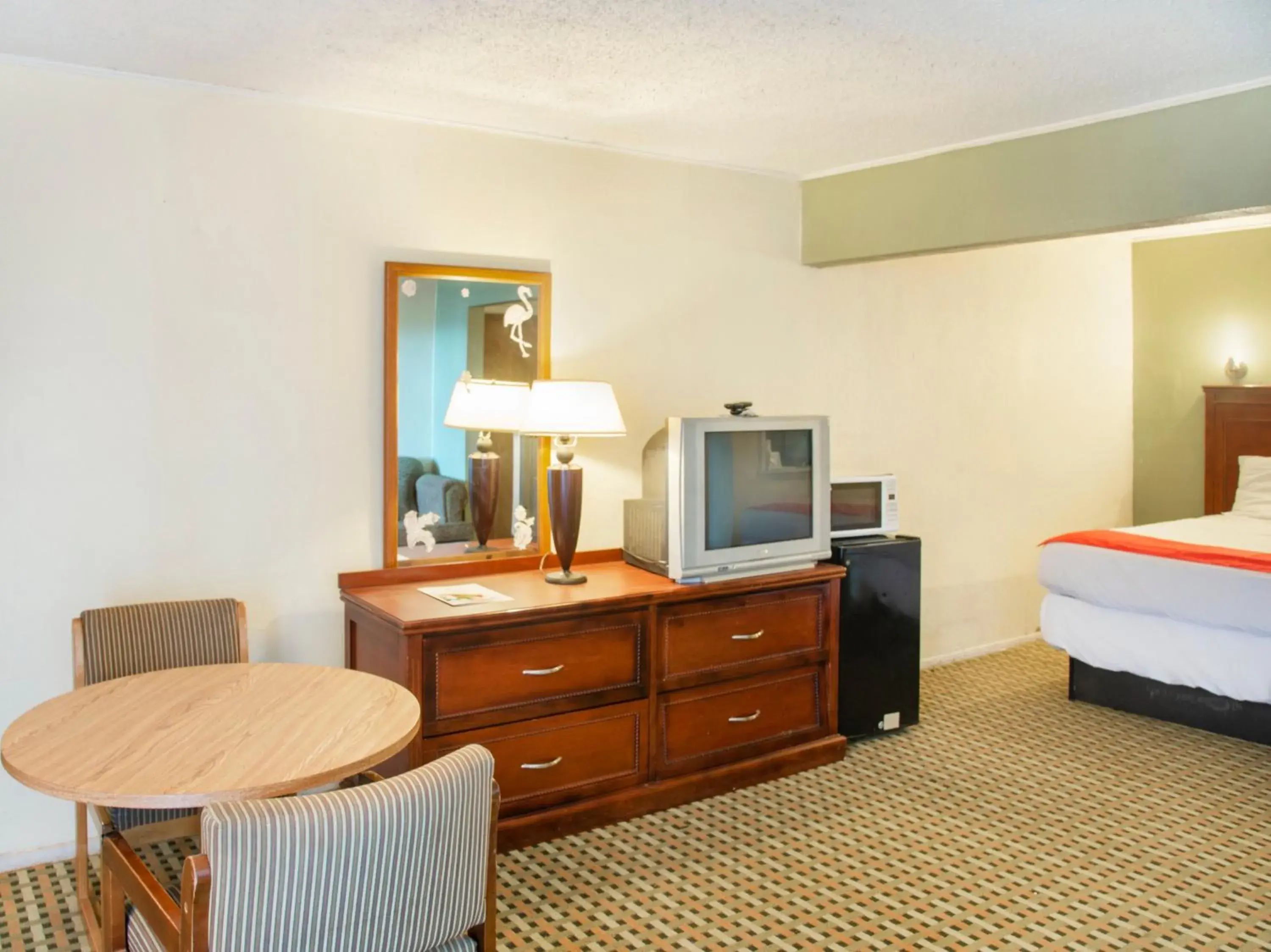 Area and facilities, TV/Entertainment Center in Rest Inn - Extended Stay, I-40 Airport, Wedding & Event Center
