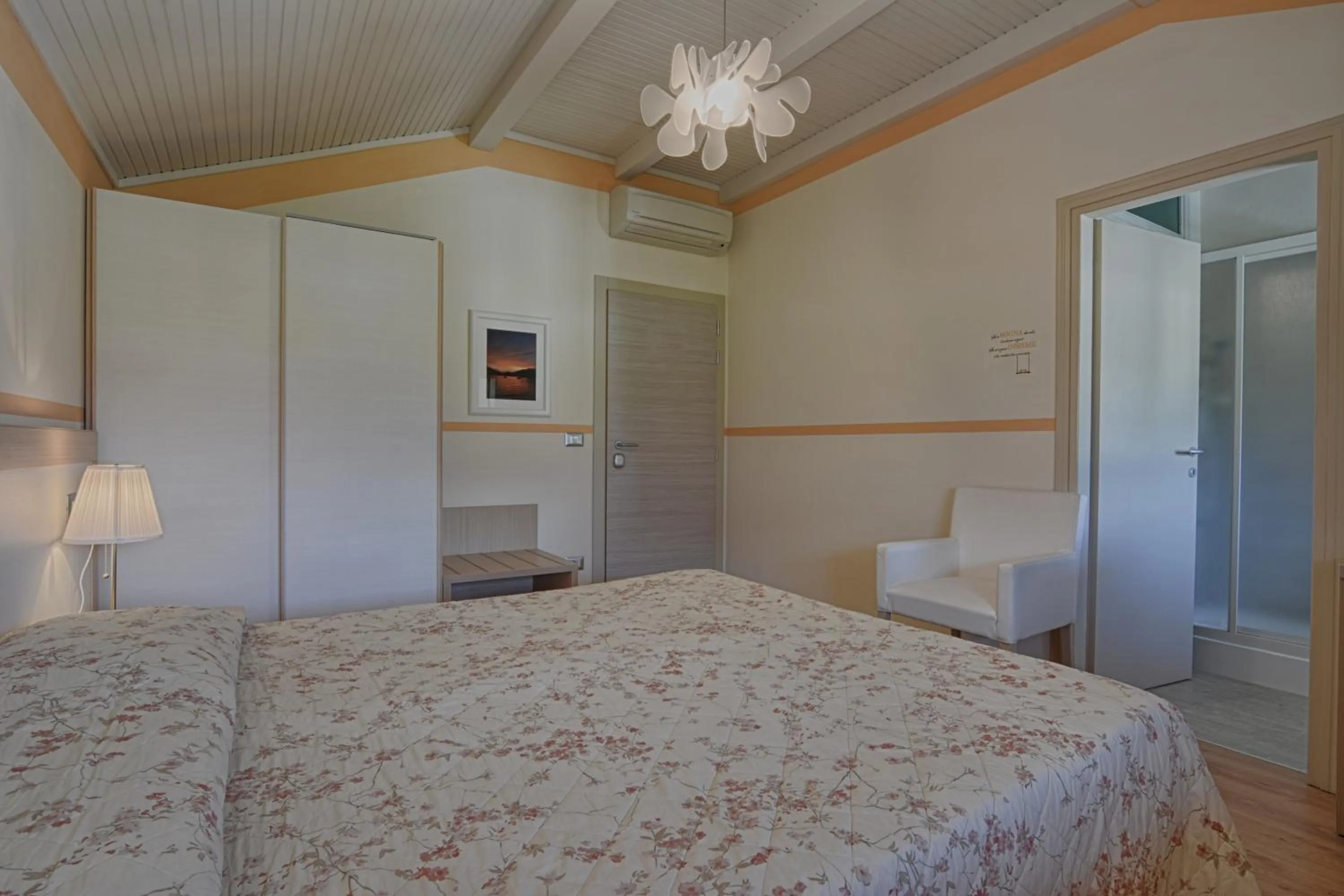 Bathroom, Bed in Hotel Europa - Sorico