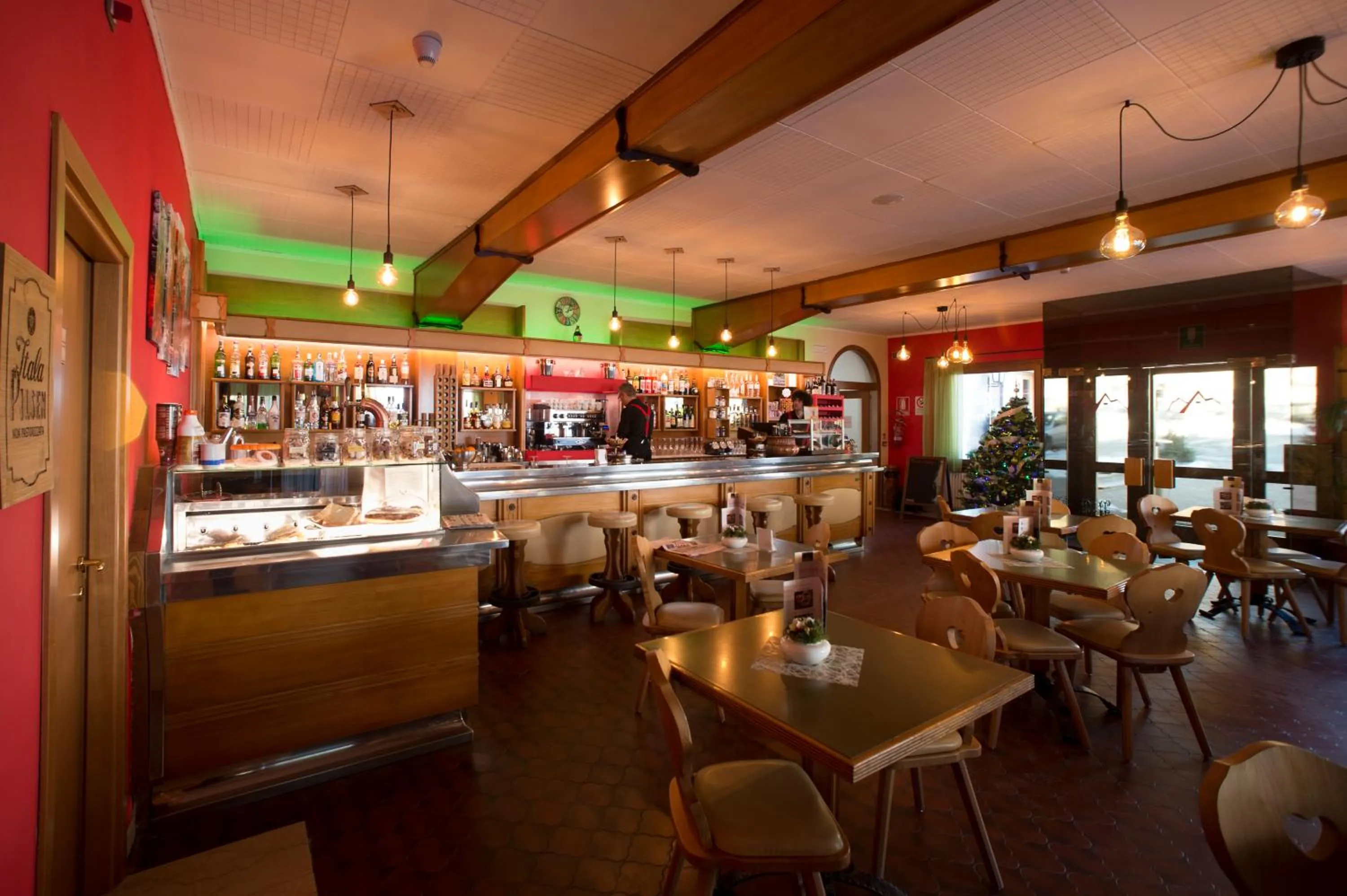 Restaurant/places to eat in Casteluce Hotel Funivie