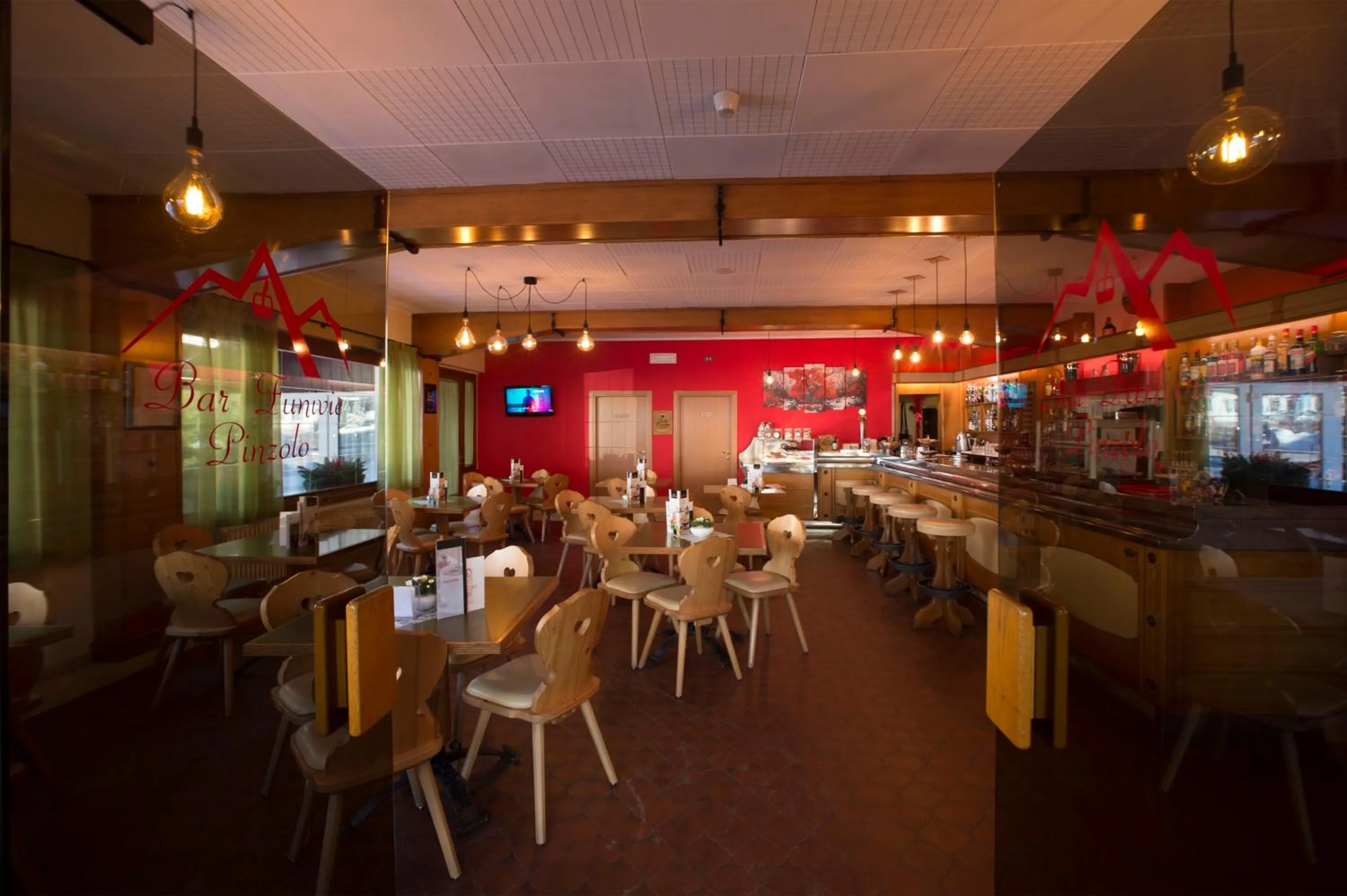 Lounge or bar in Casteluce Hotel Funivie