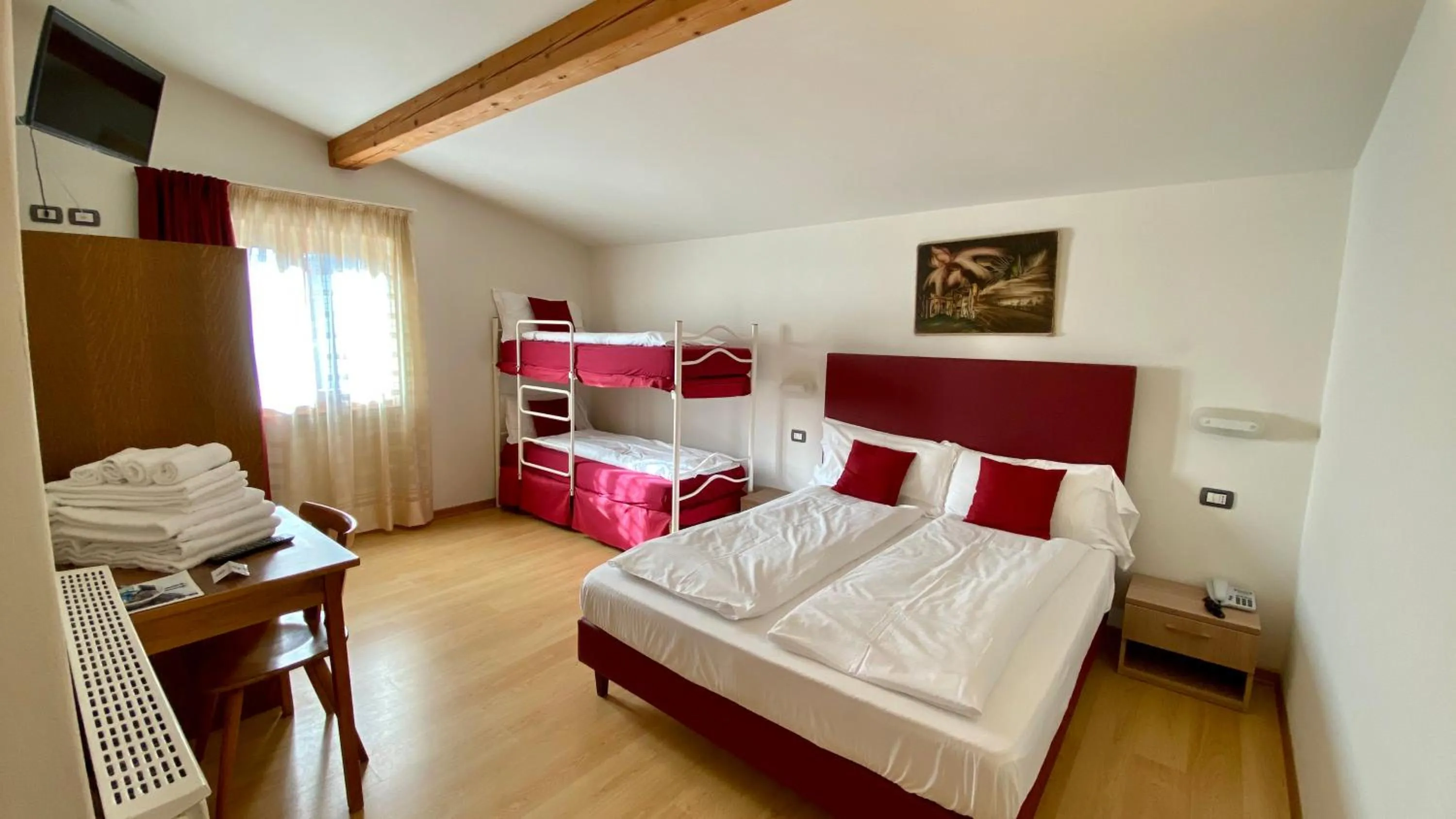 Photo of the whole room, Bed in Casteluce Hotel Funivie