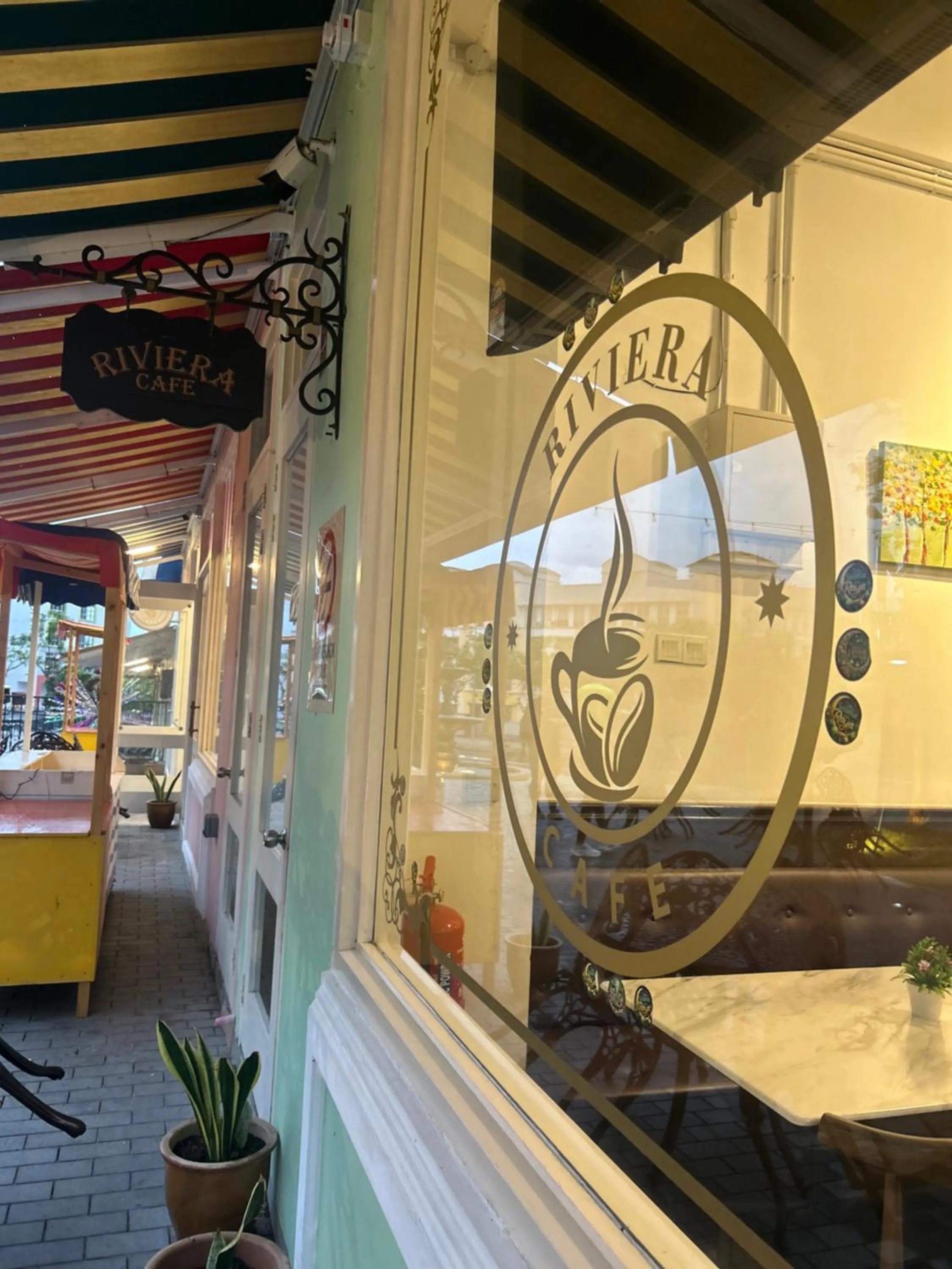 Restaurant/places to eat in Riviera Suites Melaka