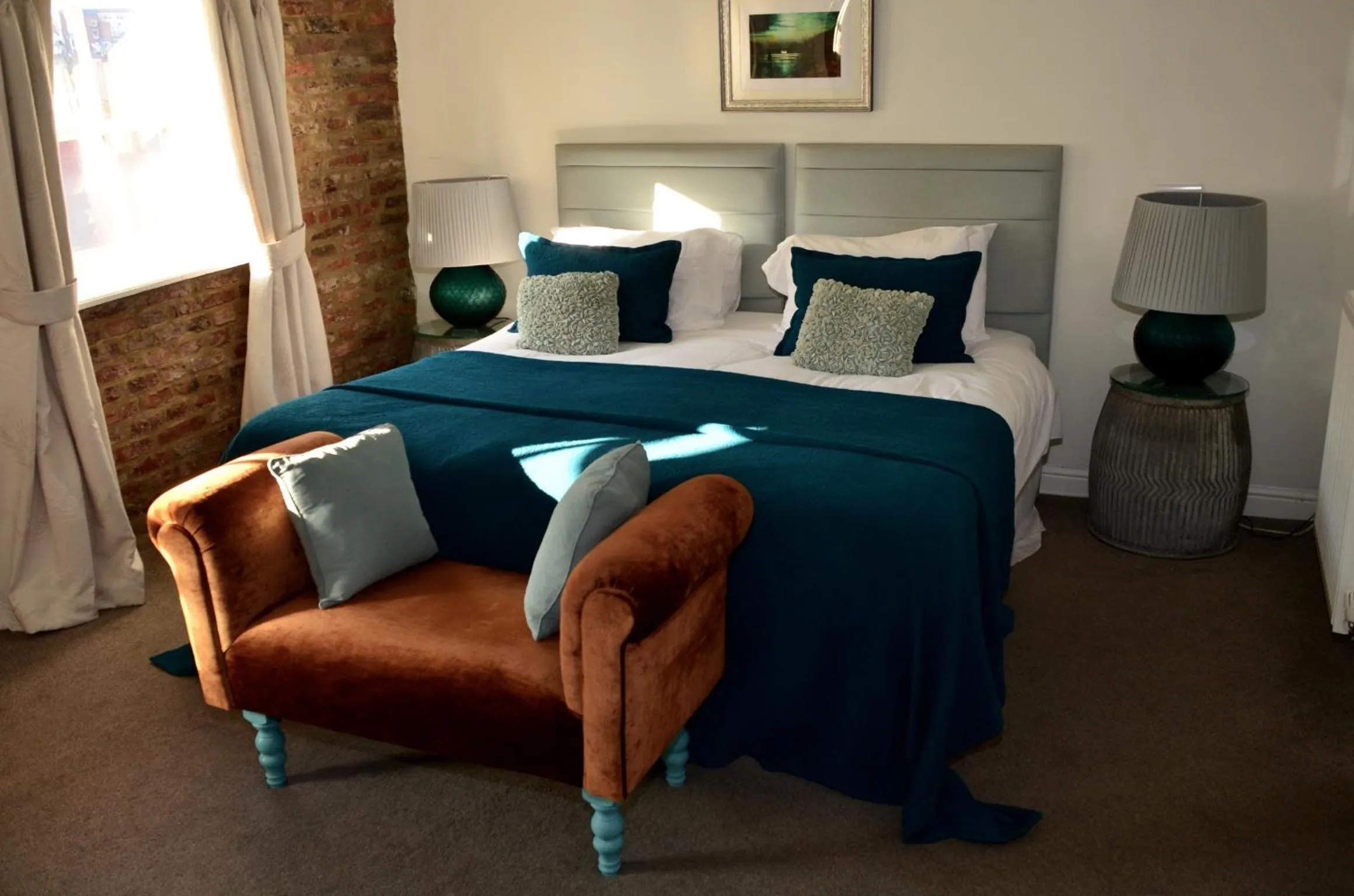 Bedroom, Bed in White Horse & Griffin