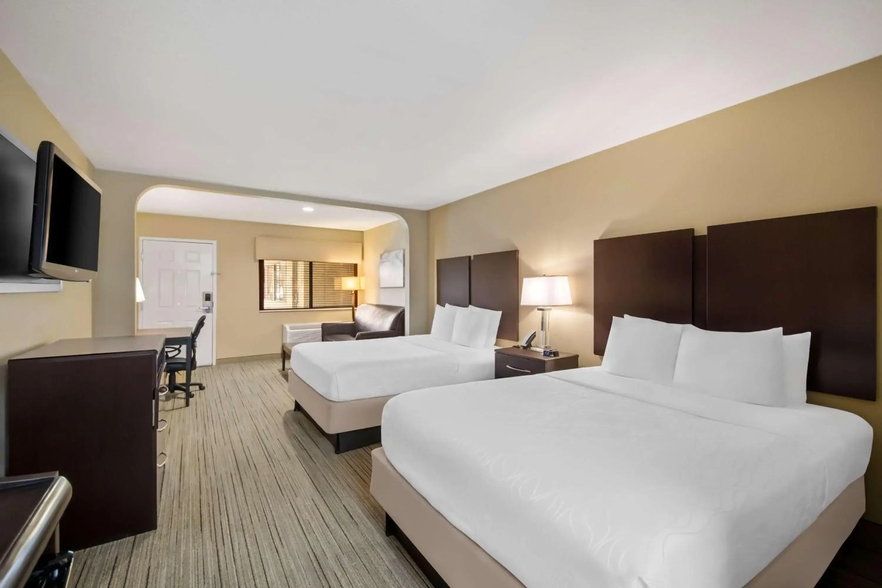 Bedroom, Bed in Best Western Cedar Inn Bedroom, Bed in Best Western Cedar Inn