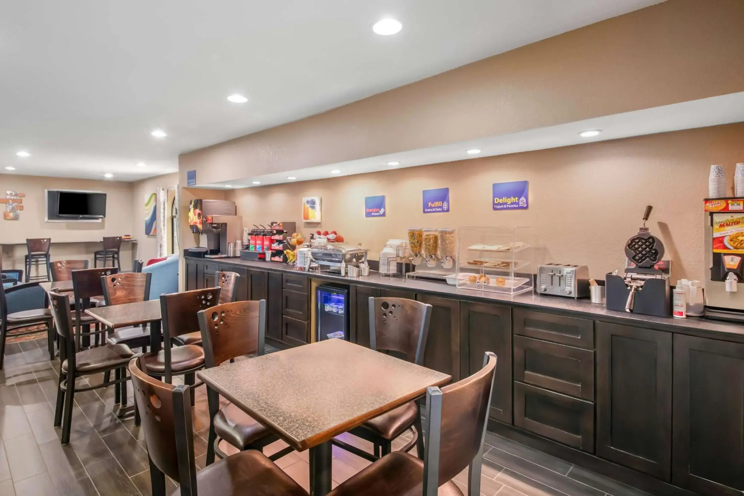 Breakfast in Best Western Cedar Inn Breakfast in Best Western Cedar Inn