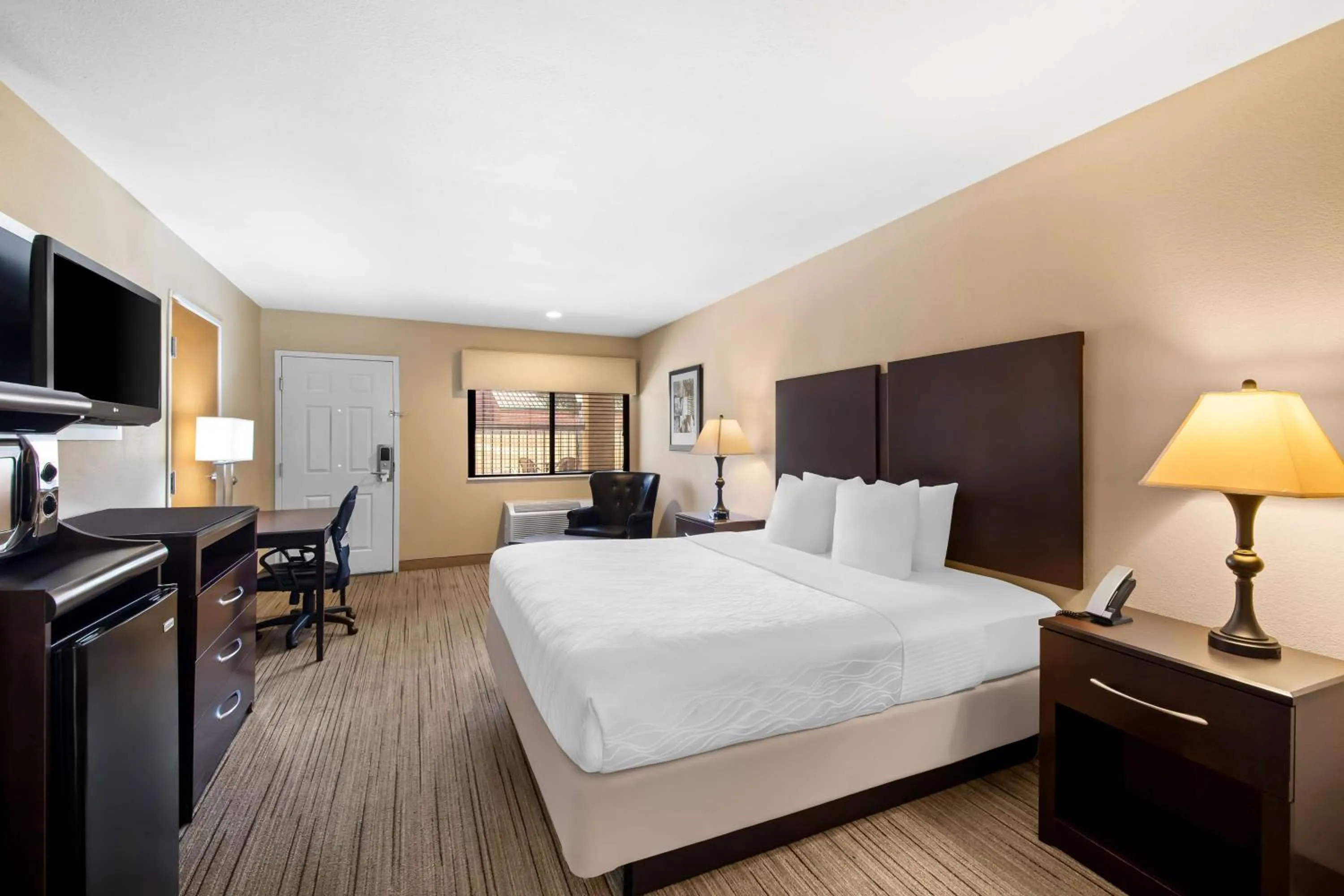 Bedroom, Bed in Best Western Cedar Inn