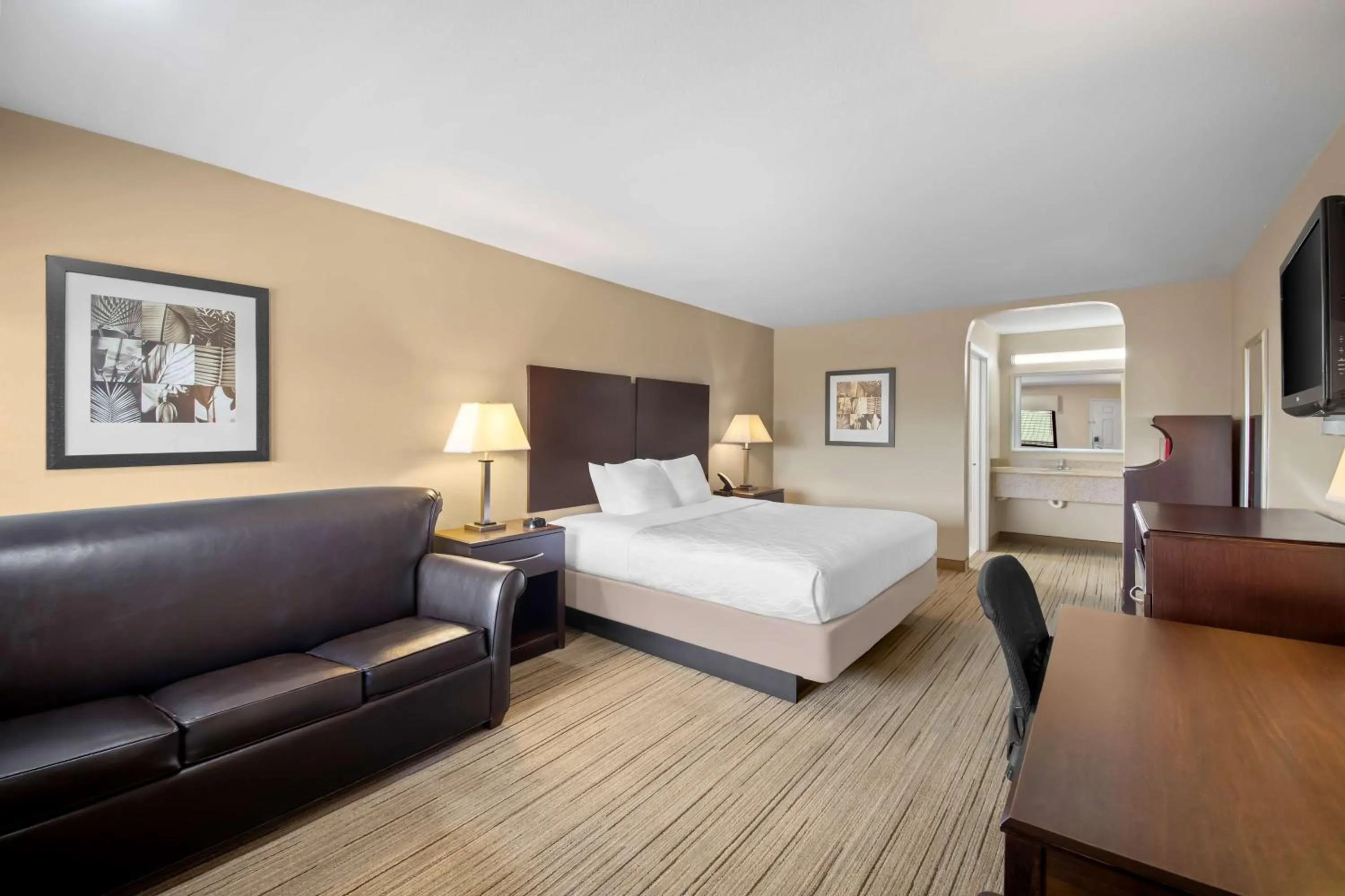 Bedroom, Bed in Best Western Cedar Inn