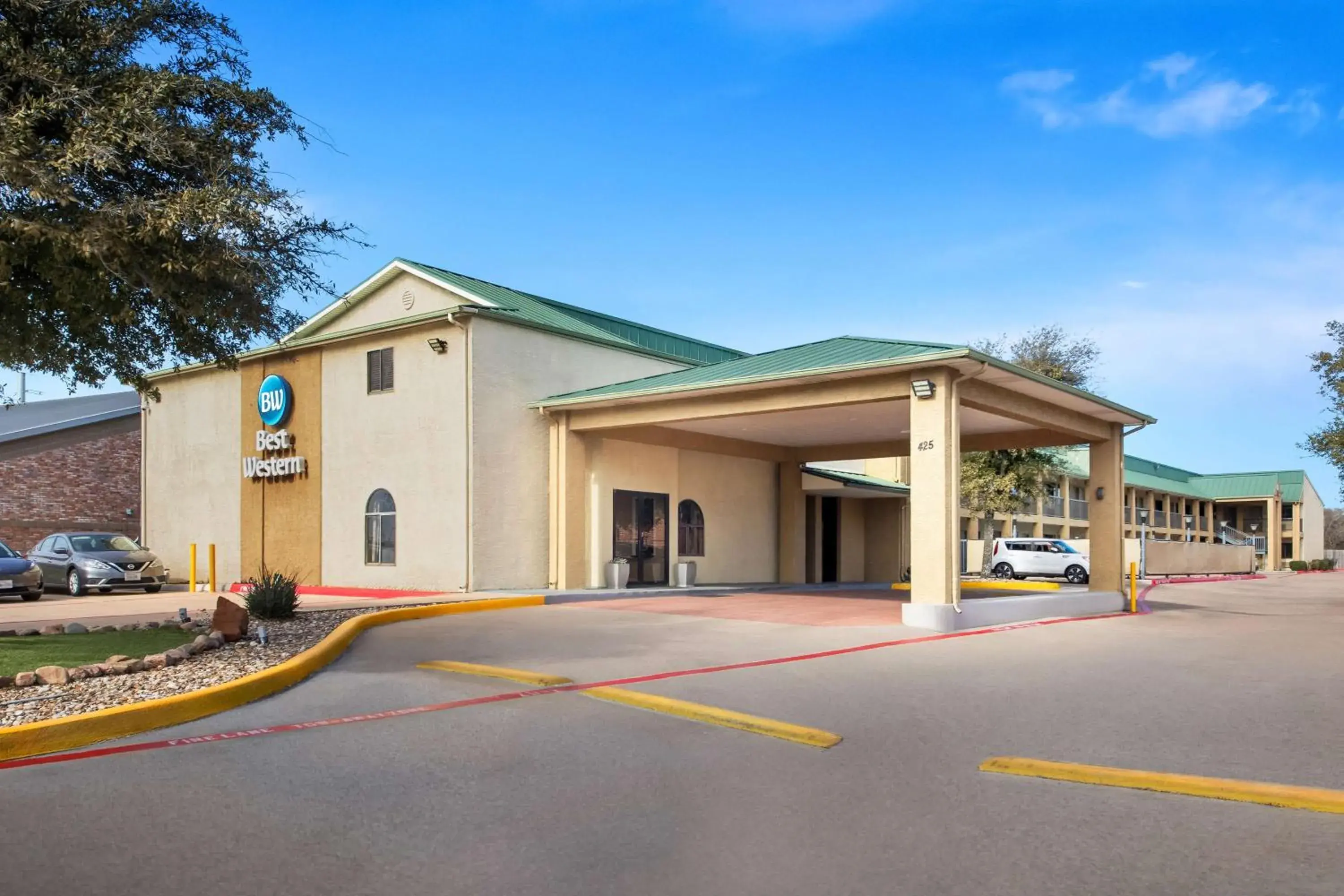 Property building in Best Western Cedar Inn Property building in Best Western Cedar Inn