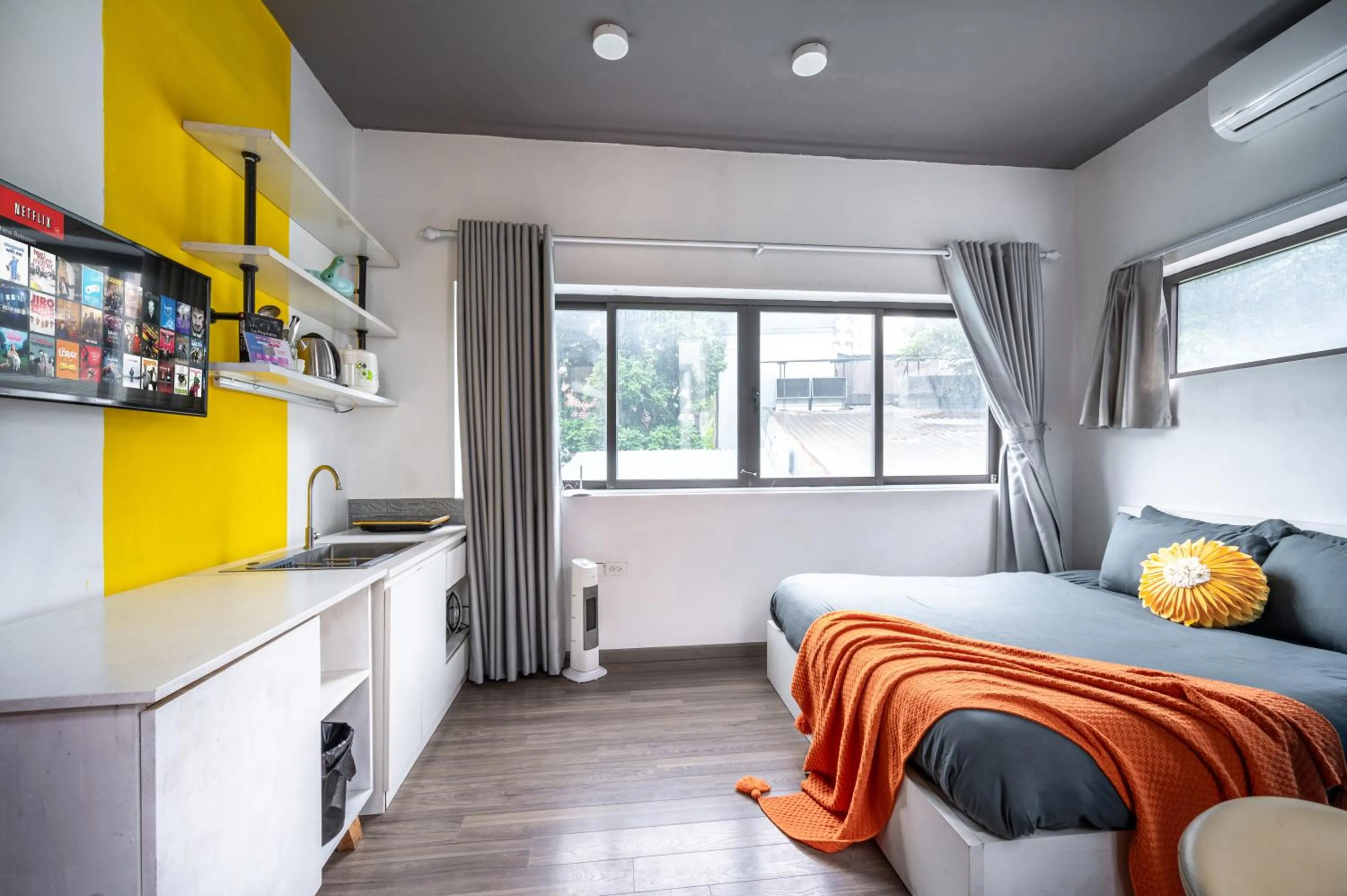 Photo of the whole room in SaziHome Le Thanh Tong Hanoi