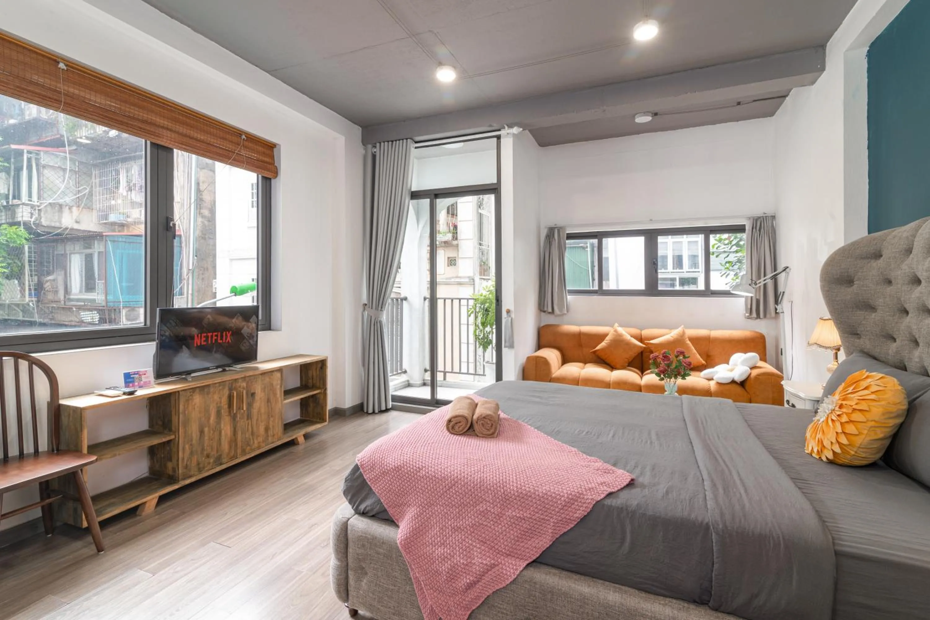 Photo of the whole room in SaziHome Le Thanh Tong Hanoi