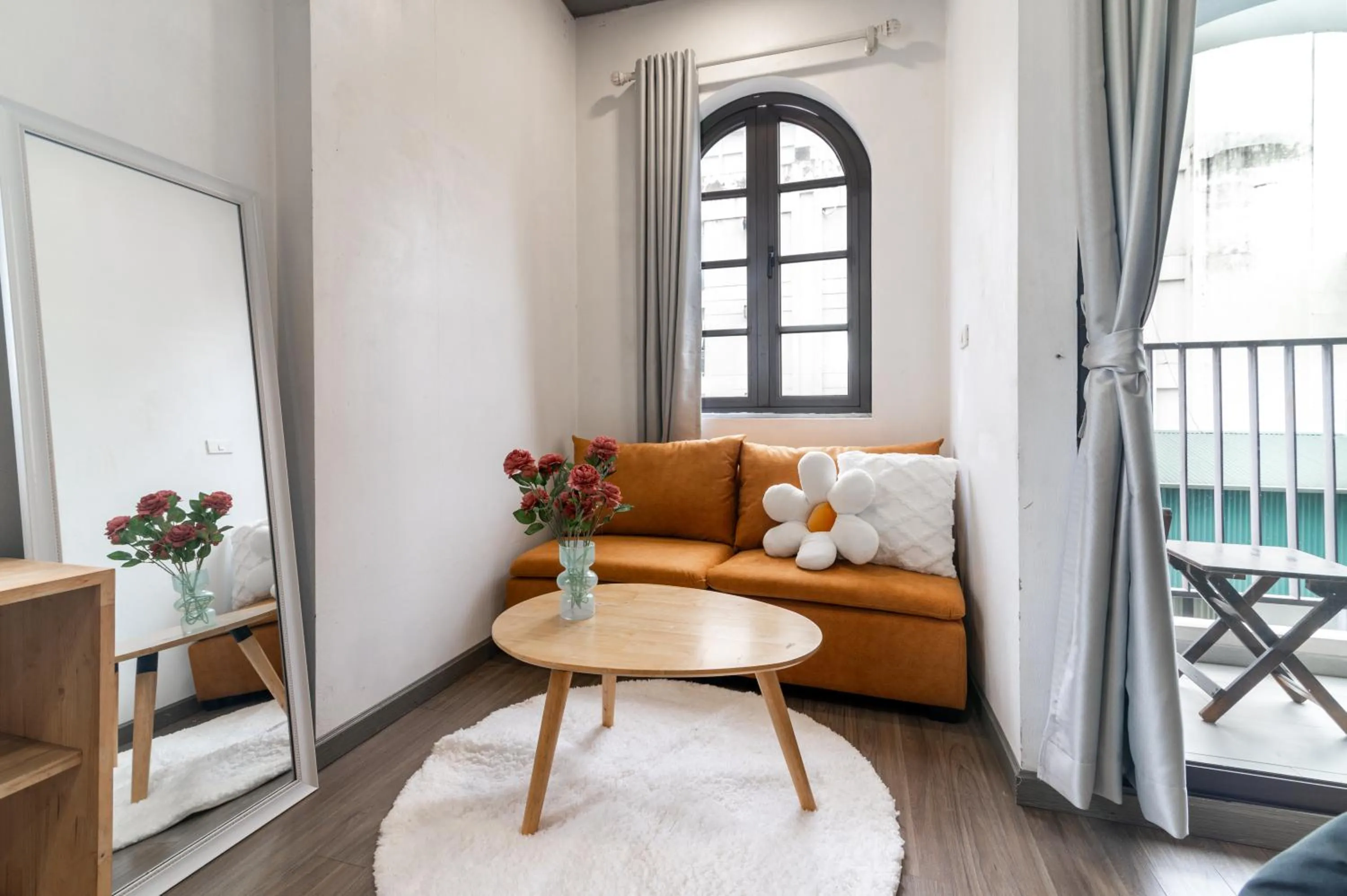 Seating area in SaziHome Le Thanh Tong Hanoi