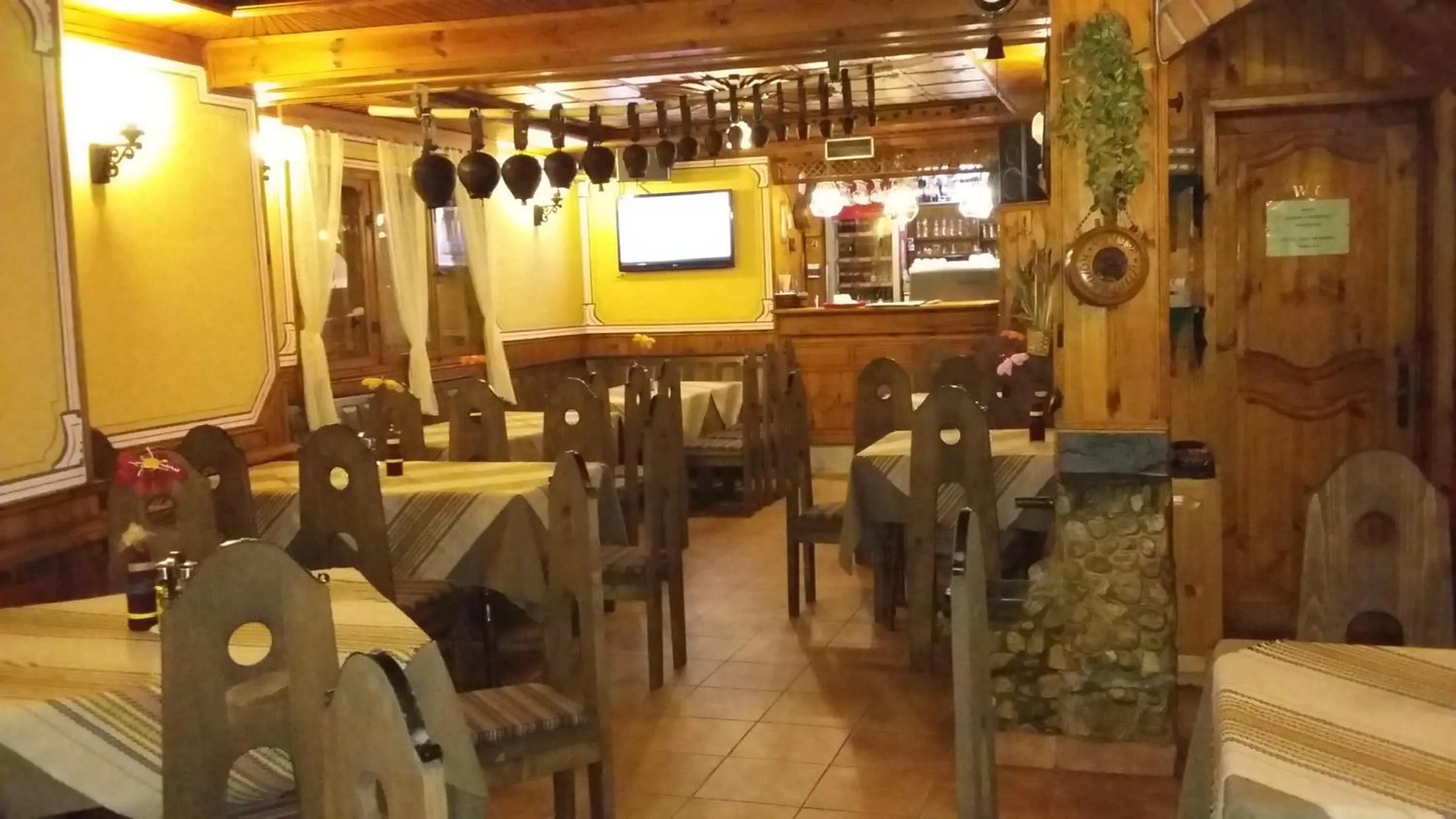 Restaurant/places to eat in Chuchura Family Hotel