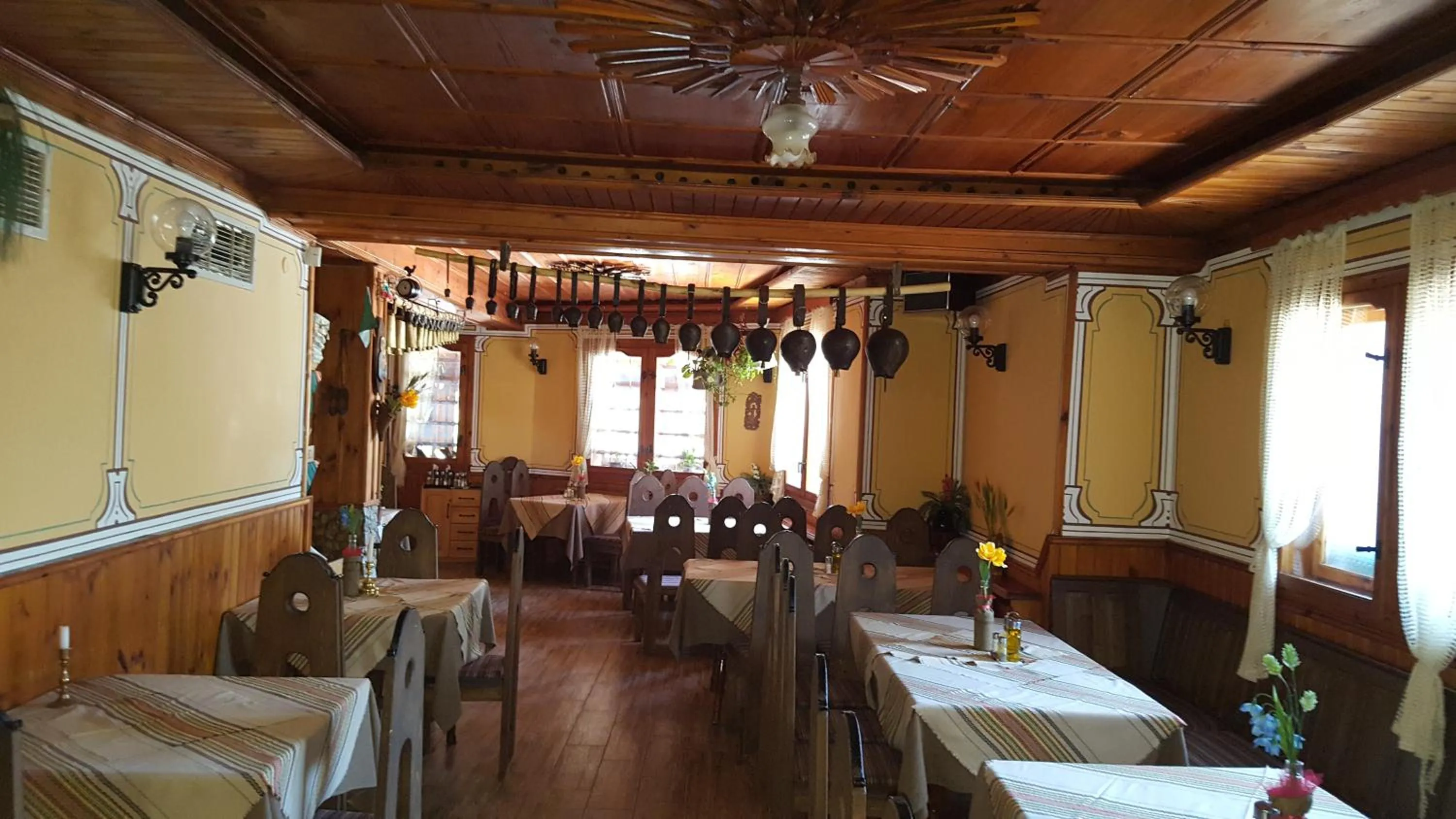 Restaurant/places to eat in Chuchura Family Hotel