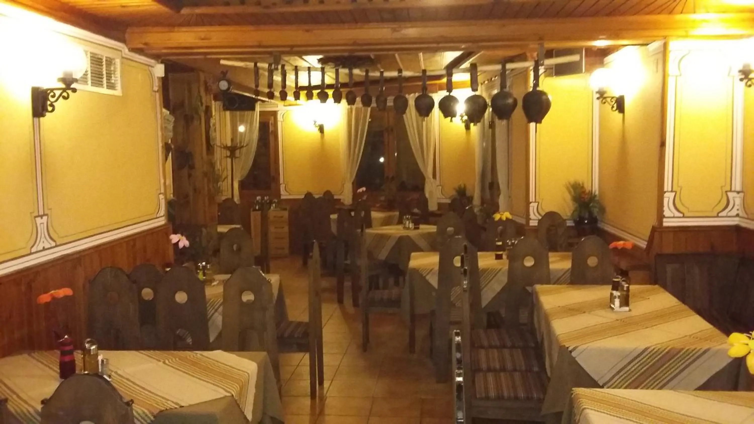 Restaurant/places to eat in Chuchura Family Hotel
