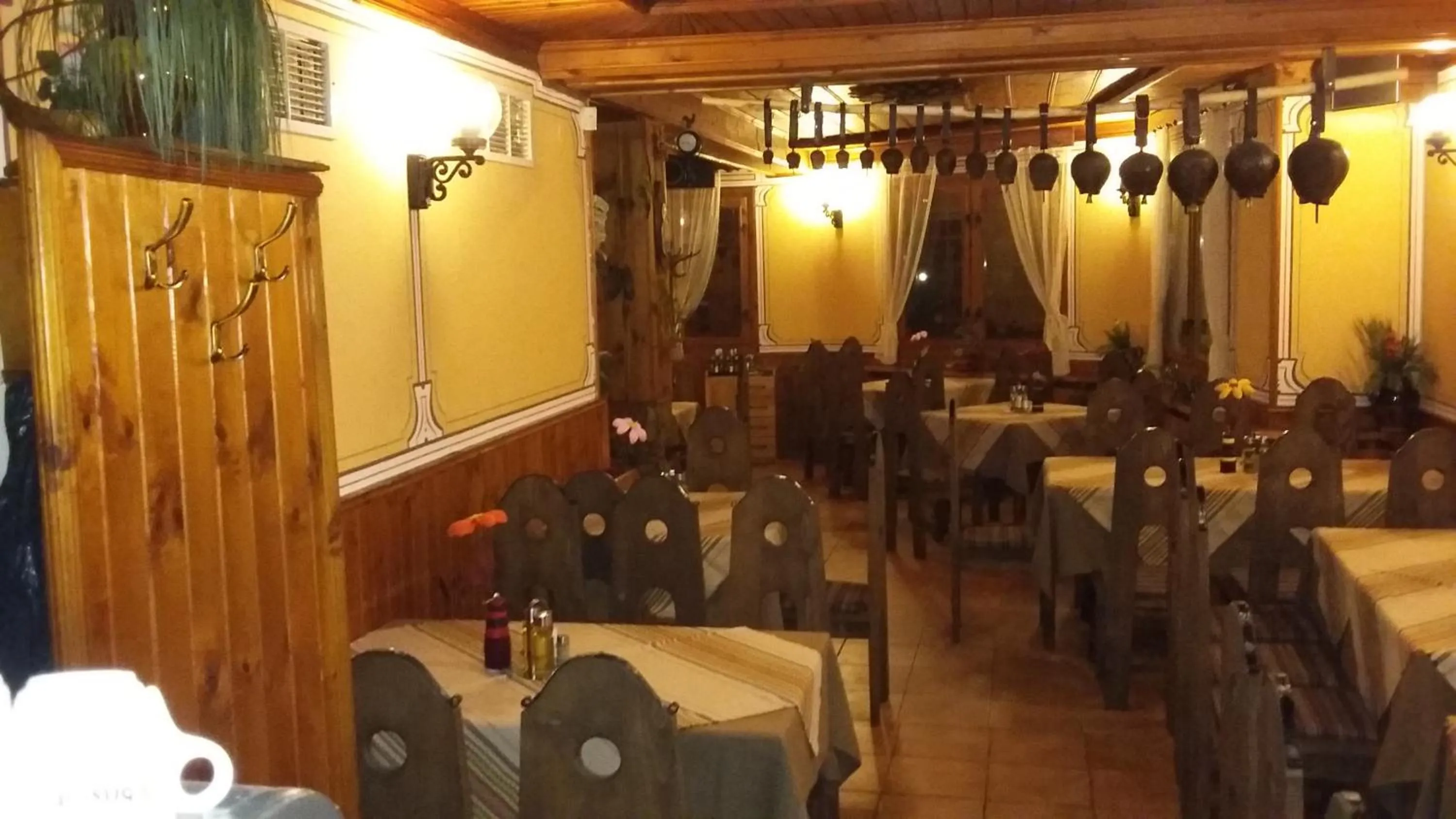 Restaurant/places to eat in Chuchura Family Hotel