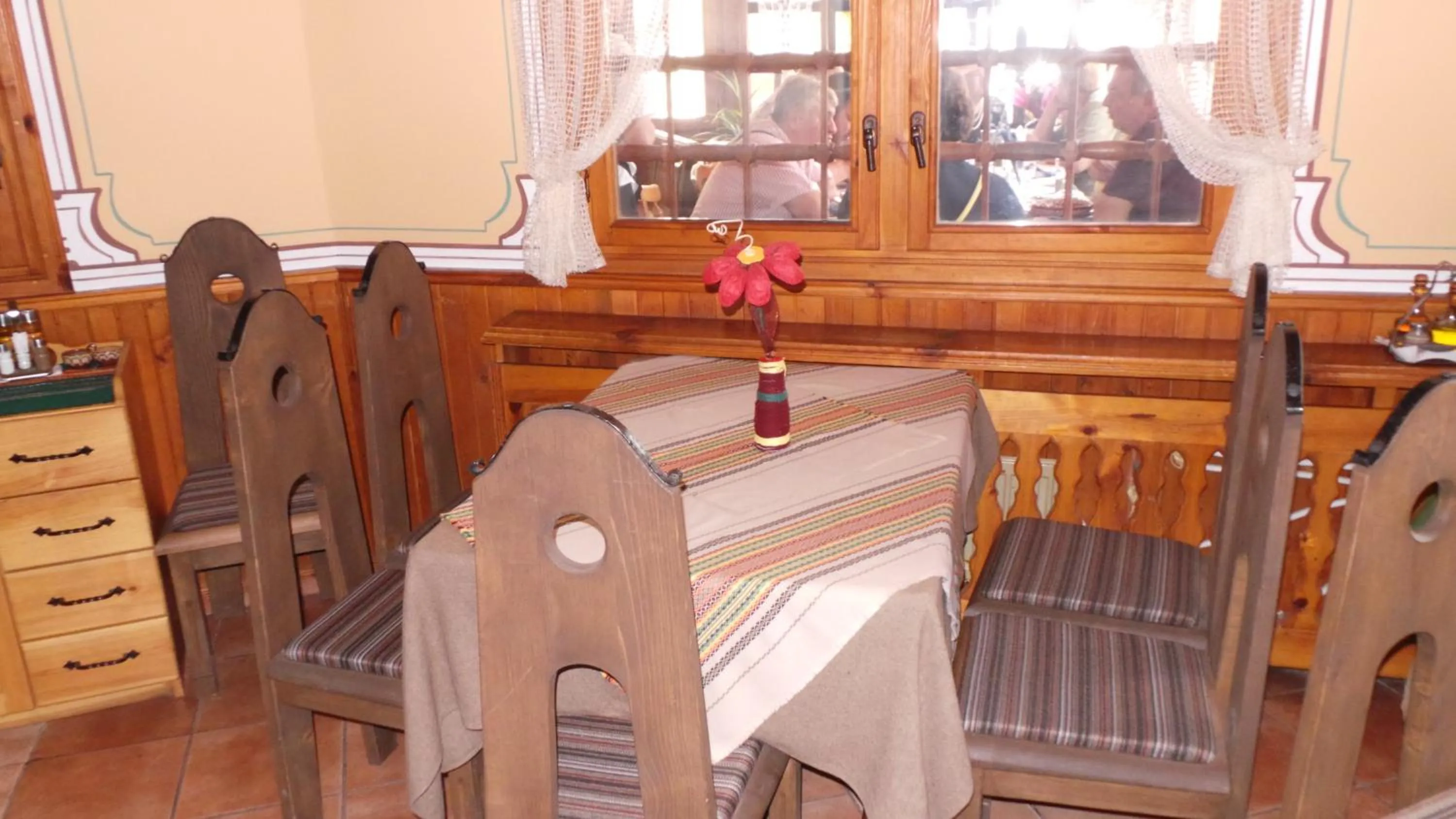 Restaurant/places to eat in Chuchura Family Hotel