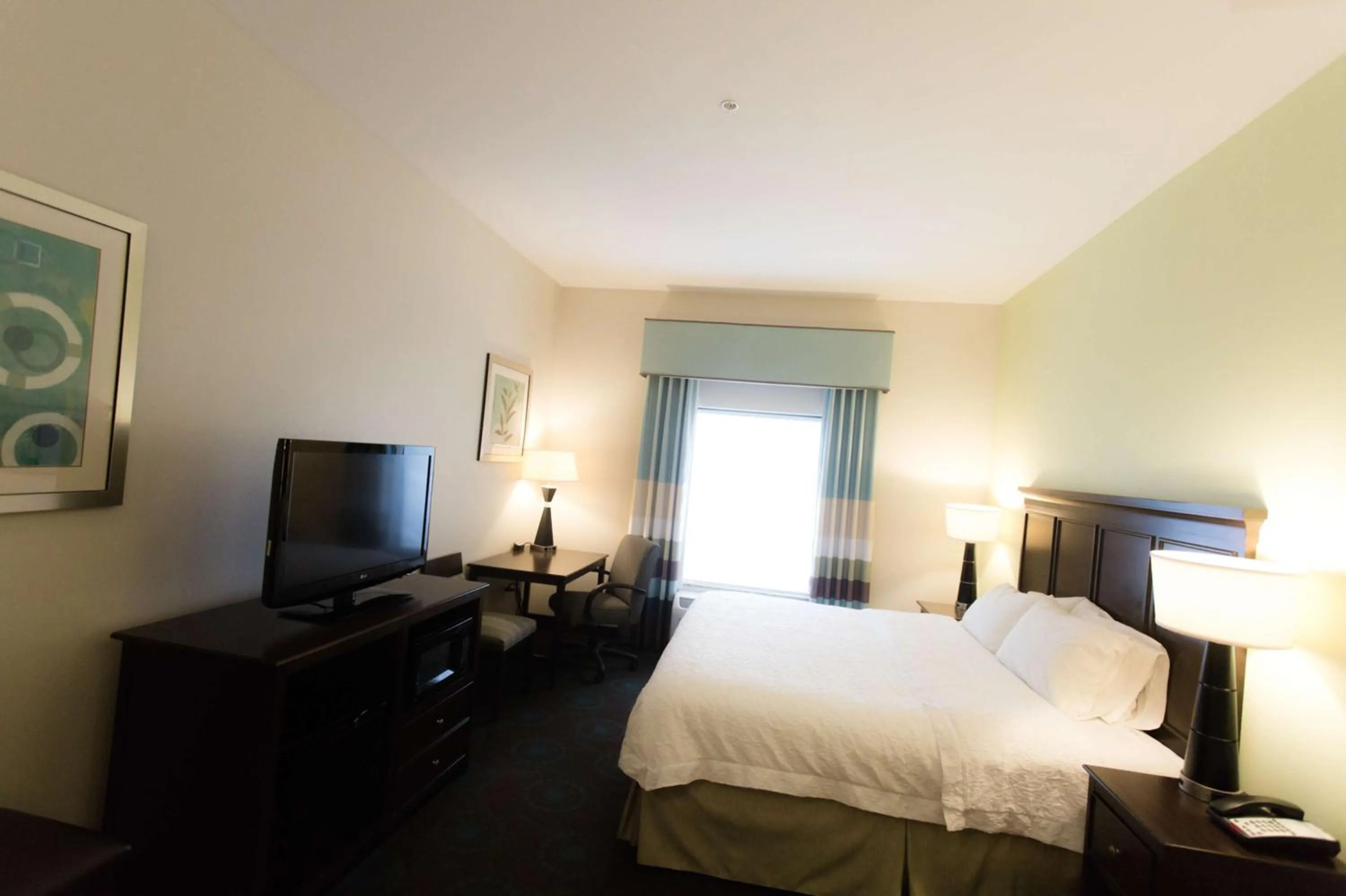 Bed in Hampton Inn & Suites Middlebury