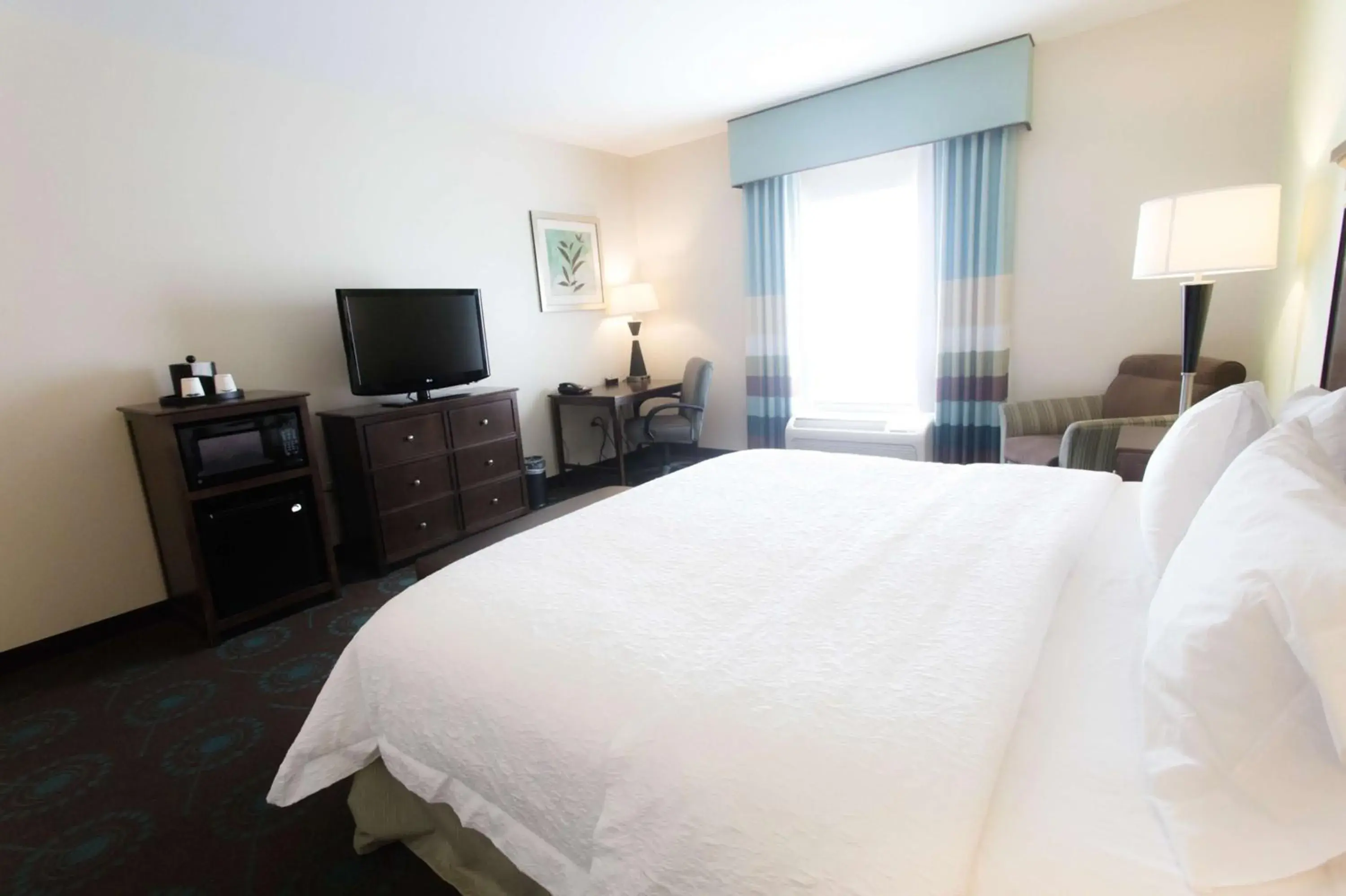 Bed in Hampton Inn & Suites Middlebury Bed in Hampton Inn & Suites Middlebury