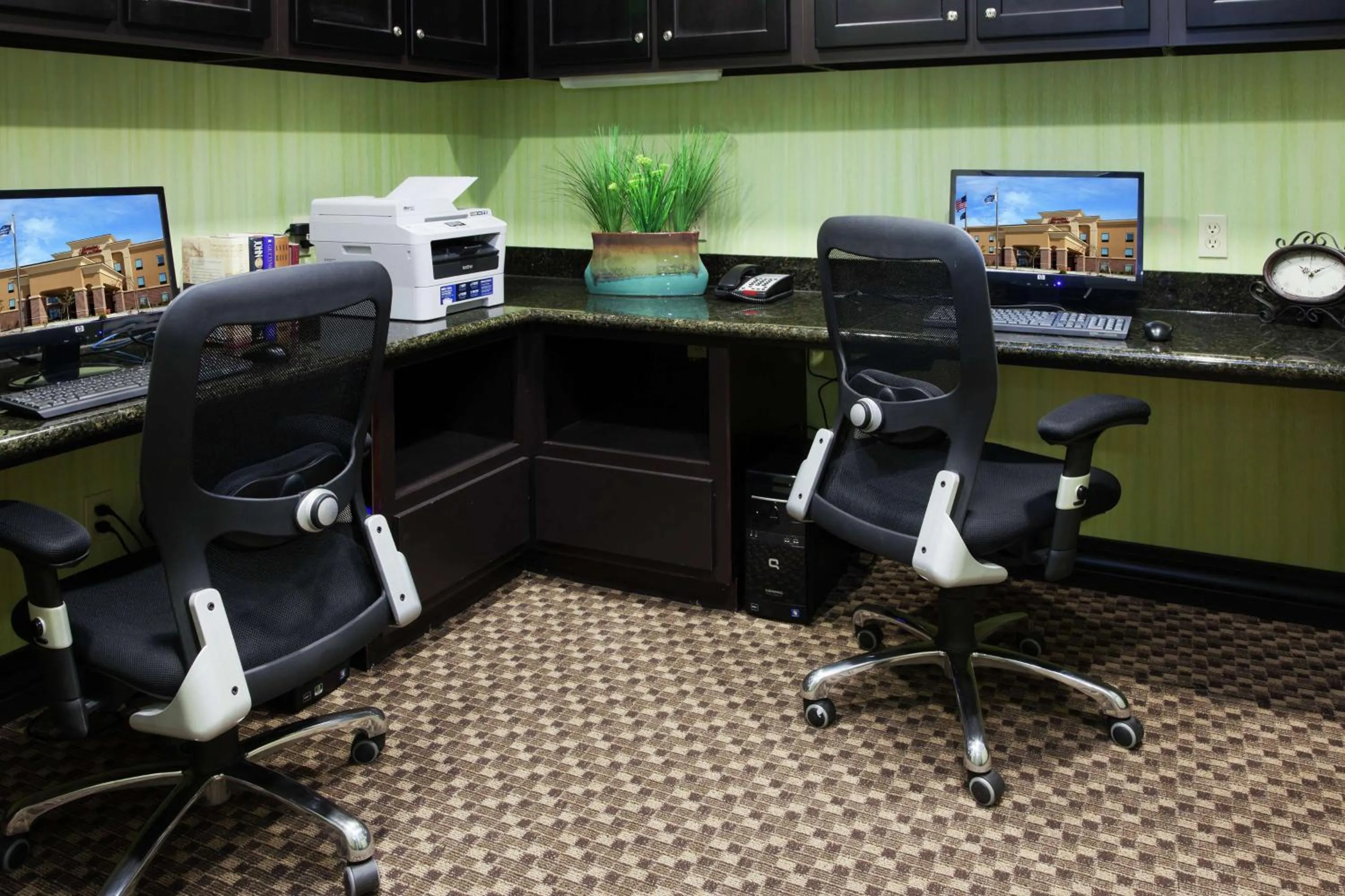 Business facilities in Hampton Inn & Suites Middlebury