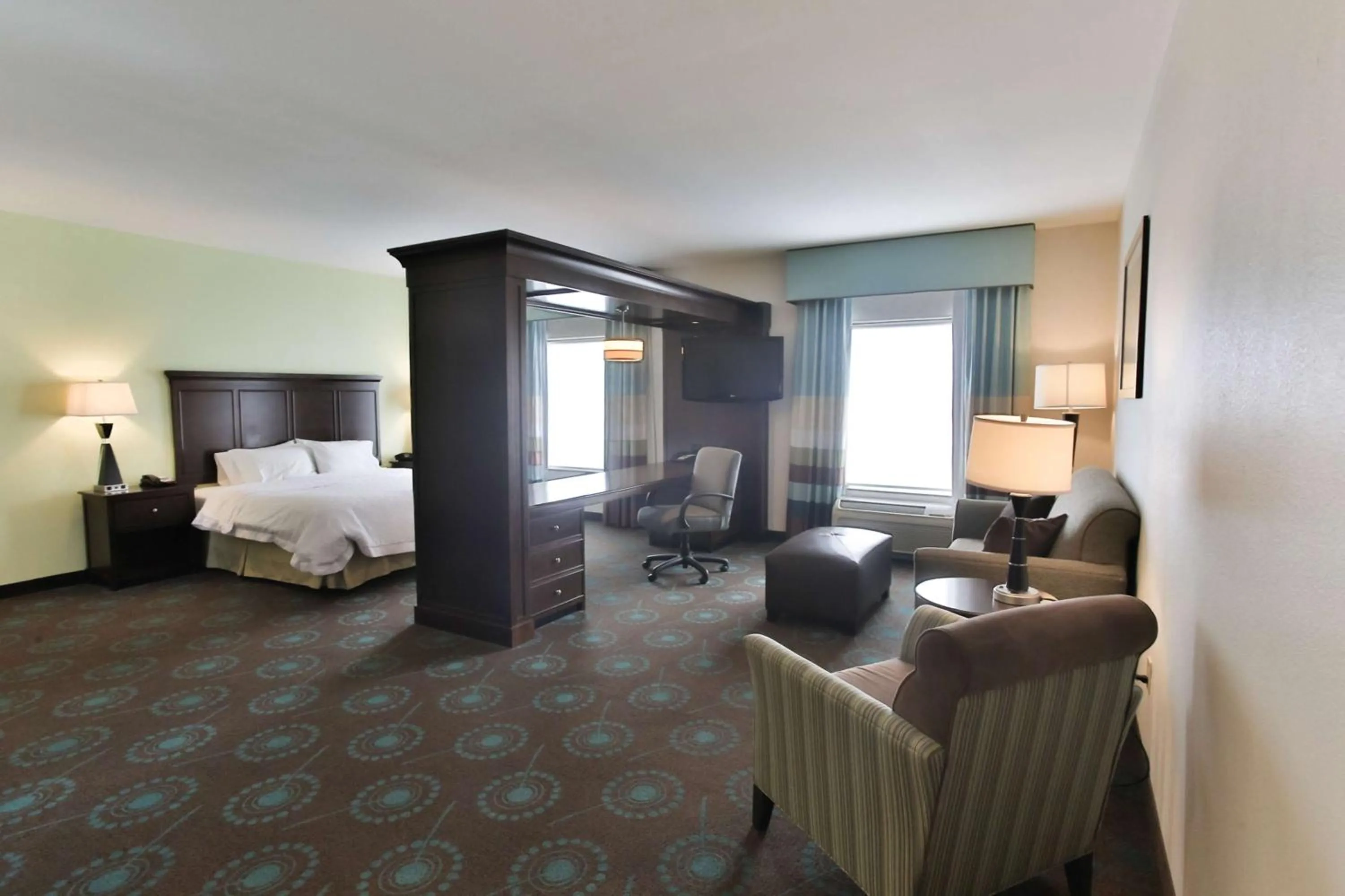 Living room, Bed in Hampton Inn & Suites Middlebury