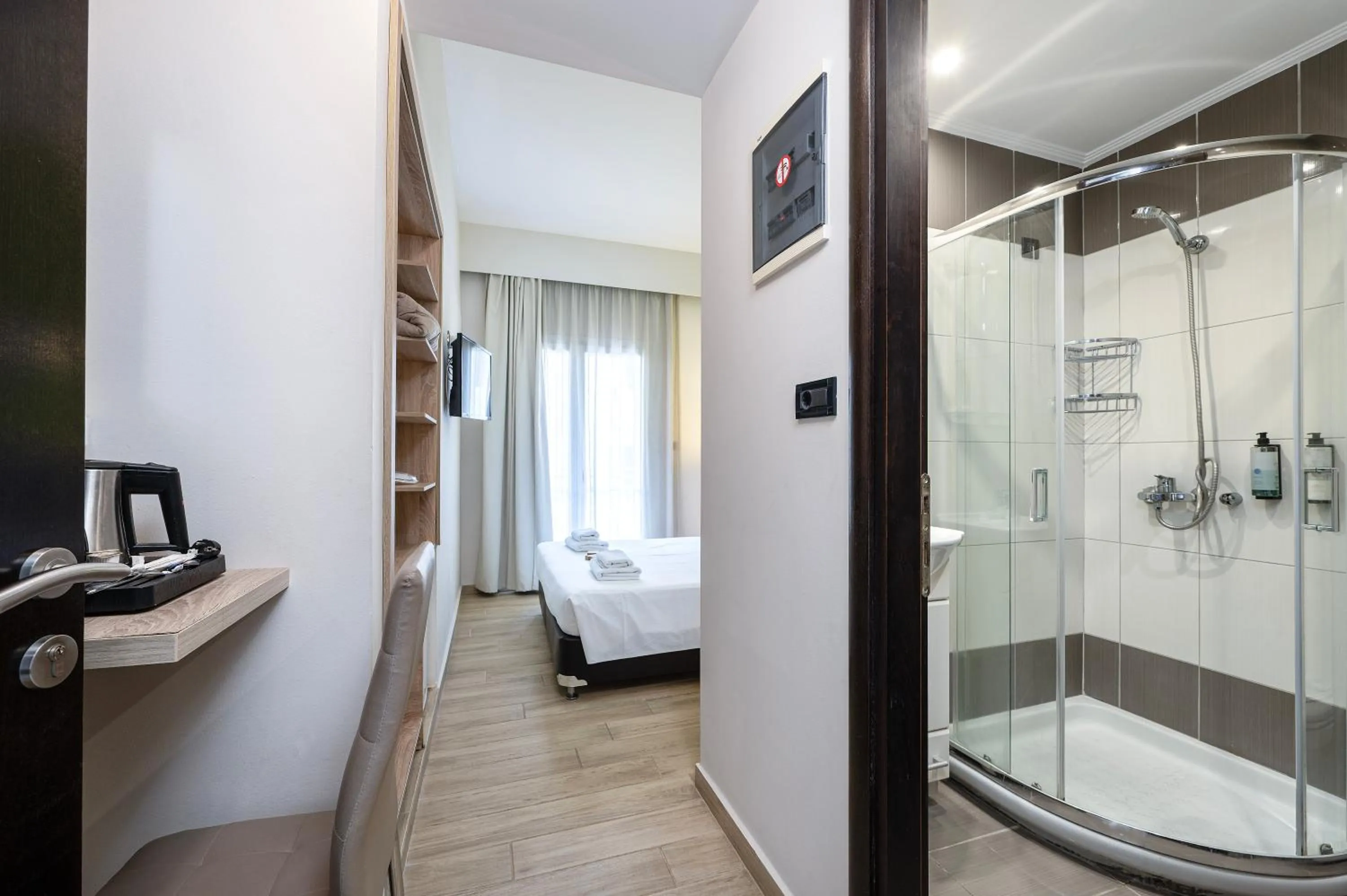 Shower, Bed in Sonia Hotel & Suites - Adults Only