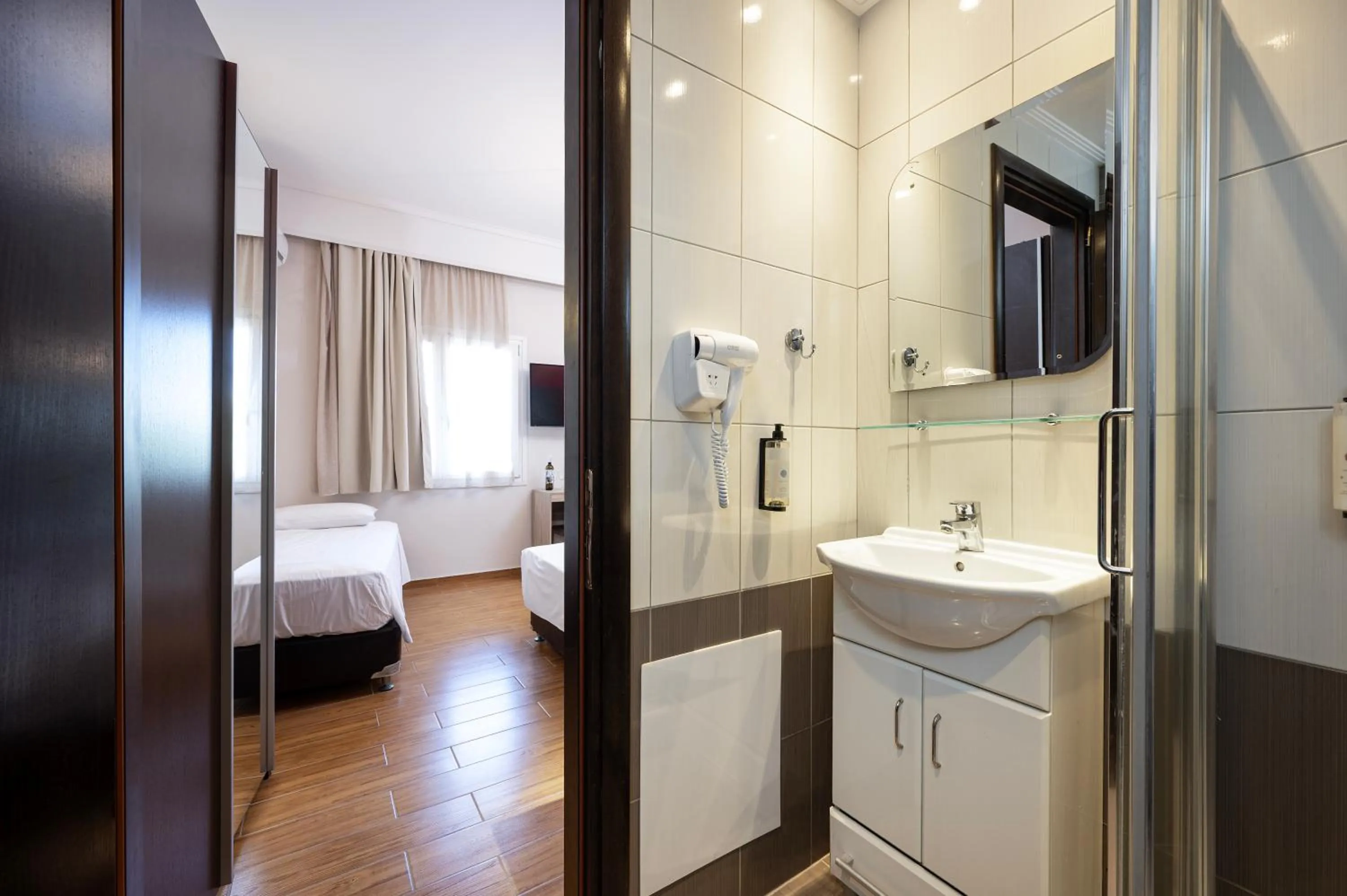 Shower, Bed in Sonia Hotel & Suites - Adults Only
