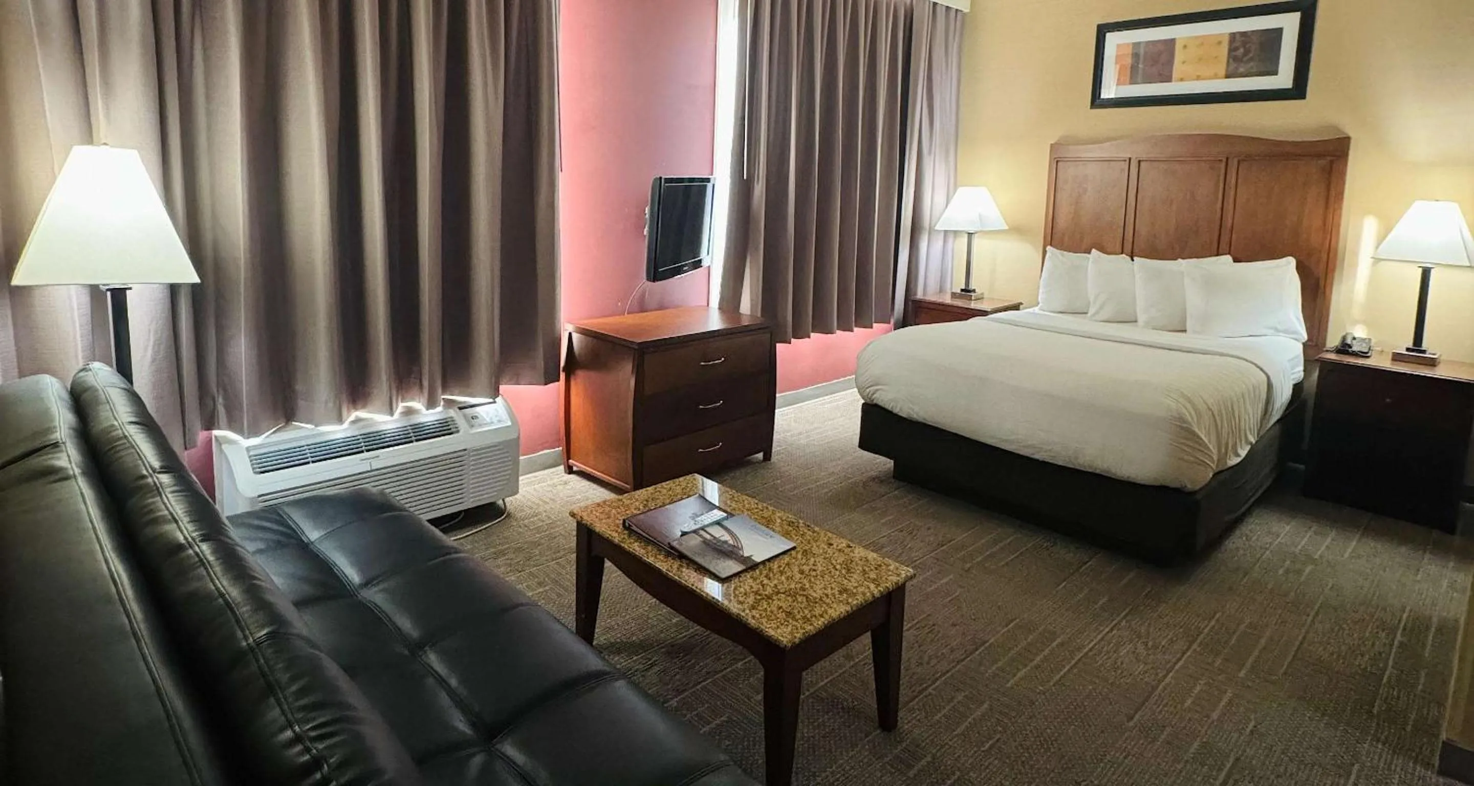 Bedroom, Bed in Best Western PLUS Hannaford Inn & Suites