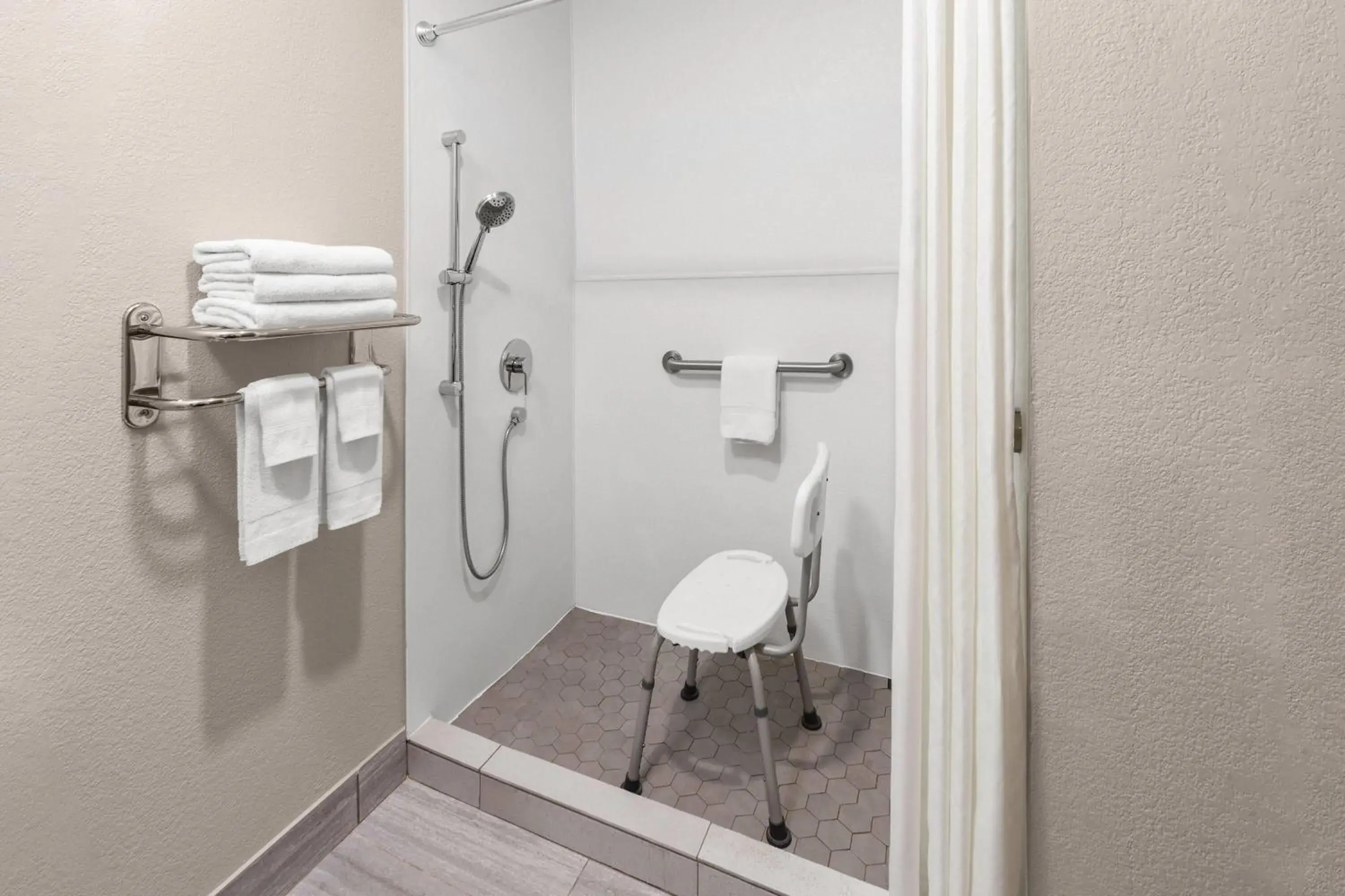King Room with Bath Tub - Mobility Accessible/Non-Smoking in Days Inn by Wyndham Eagle River King Room with Bath Tub - Mobility Accessible/Non-Smoking in Days Inn by Wyndham Eagle River