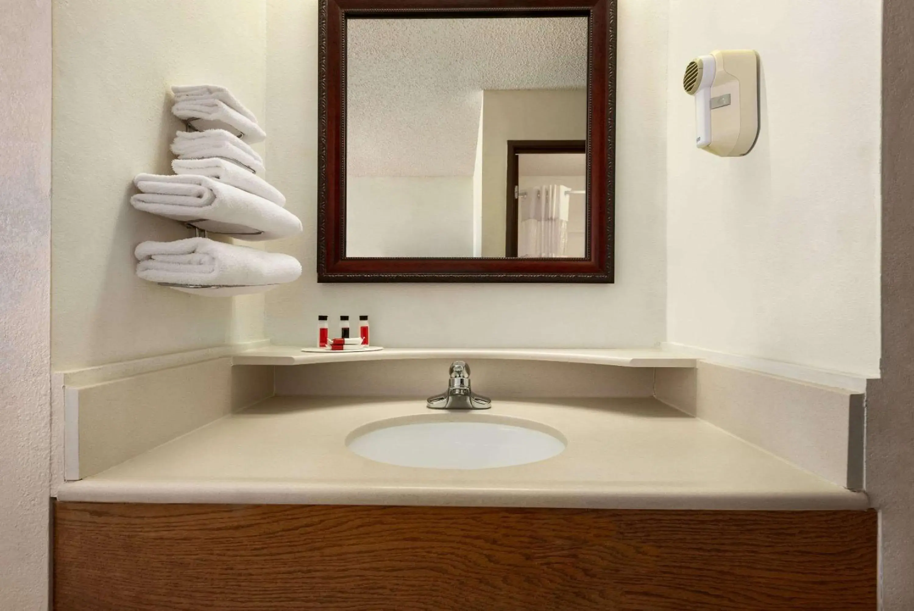 Deluxe One-Bedroom Suite with Two Queen Beds - Non-Smoking in Days Inn by Wyndham Eagle River Deluxe One-Bedroom Suite with Two Queen Beds - Non-Smoking in Days Inn by Wyndham Eagle River