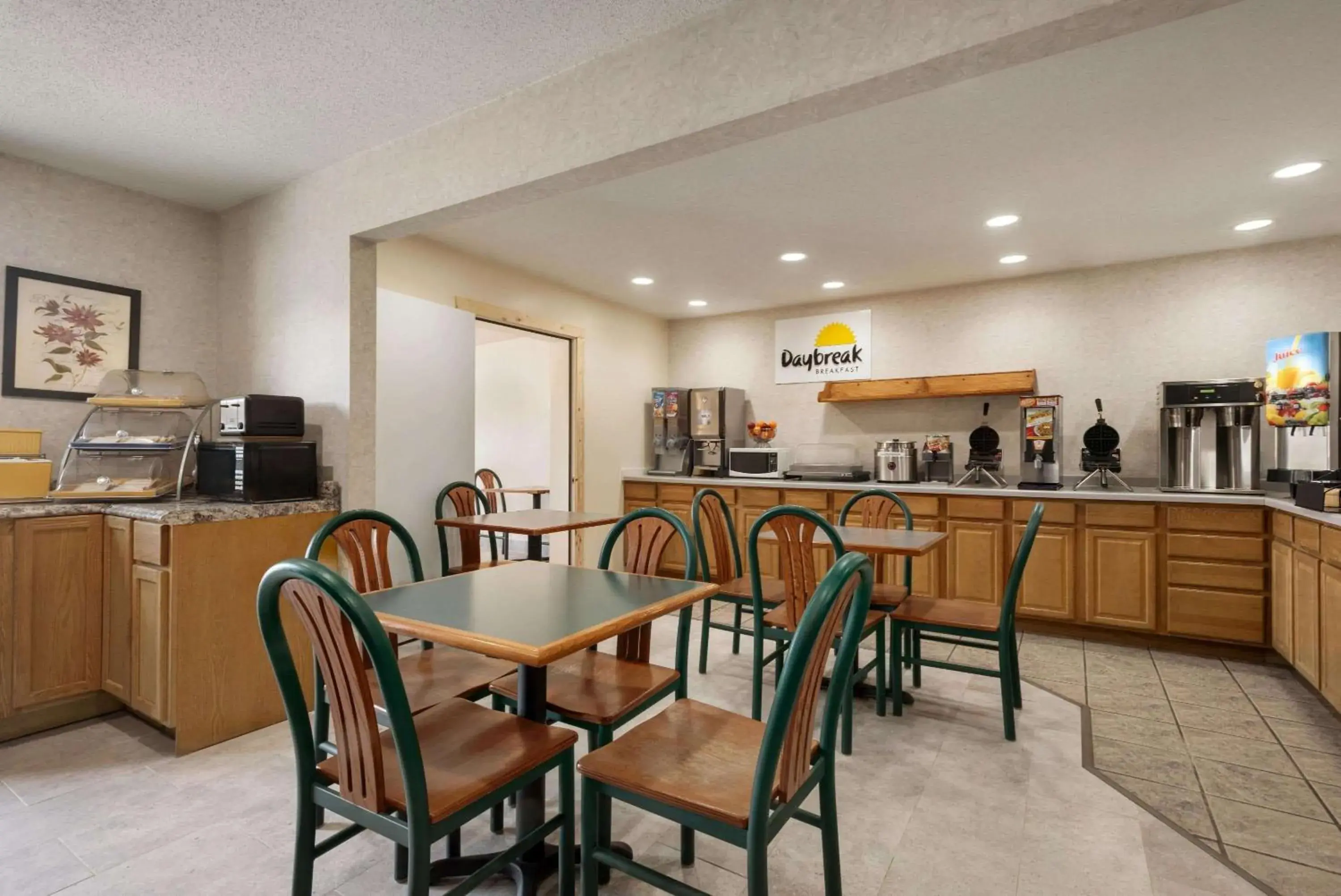 Restaurant/places to eat in Days Inn by Wyndham Eagle River Restaurant/places to eat in Days Inn by Wyndham Eagle River