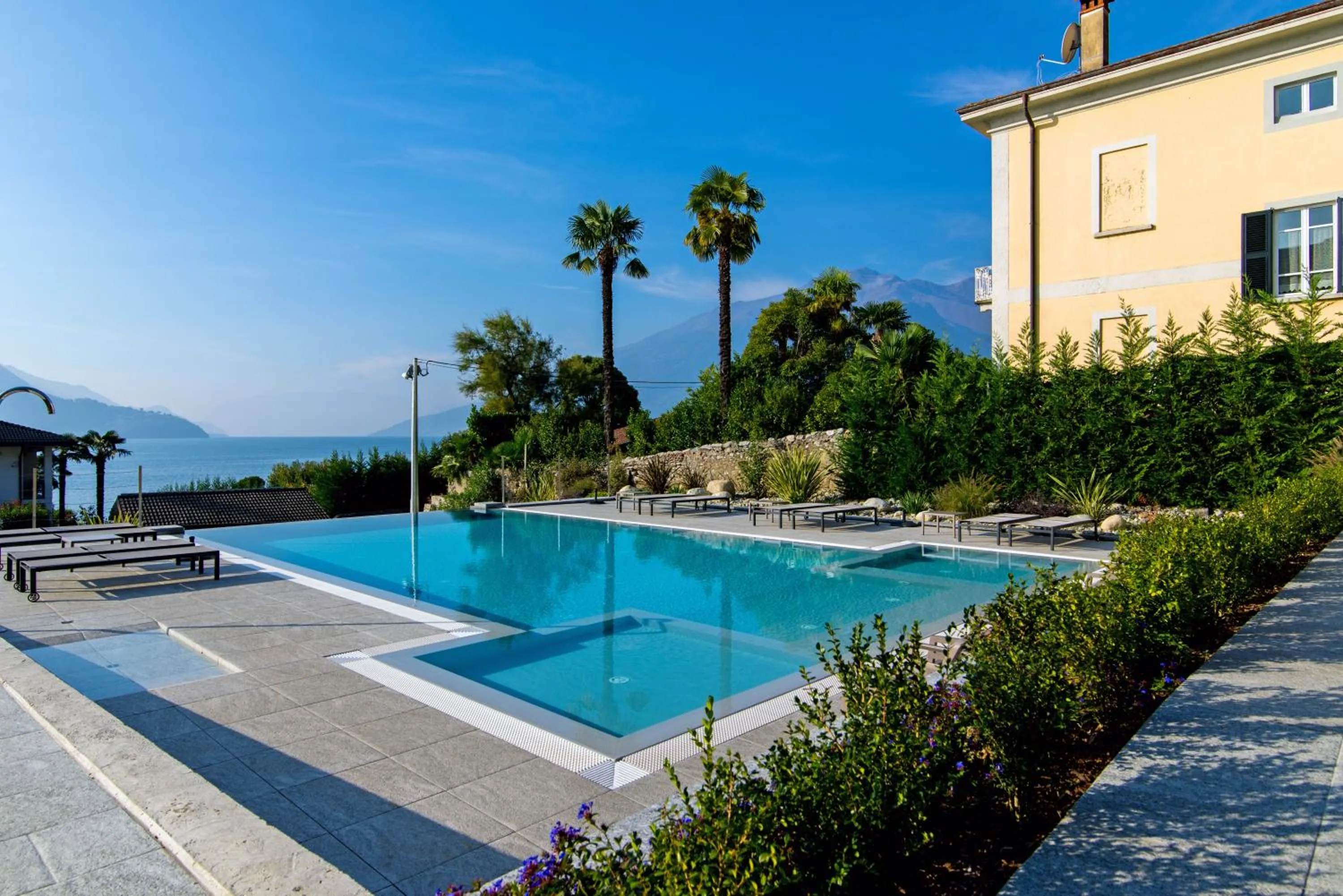 Swimming pool in Hotel Domaso