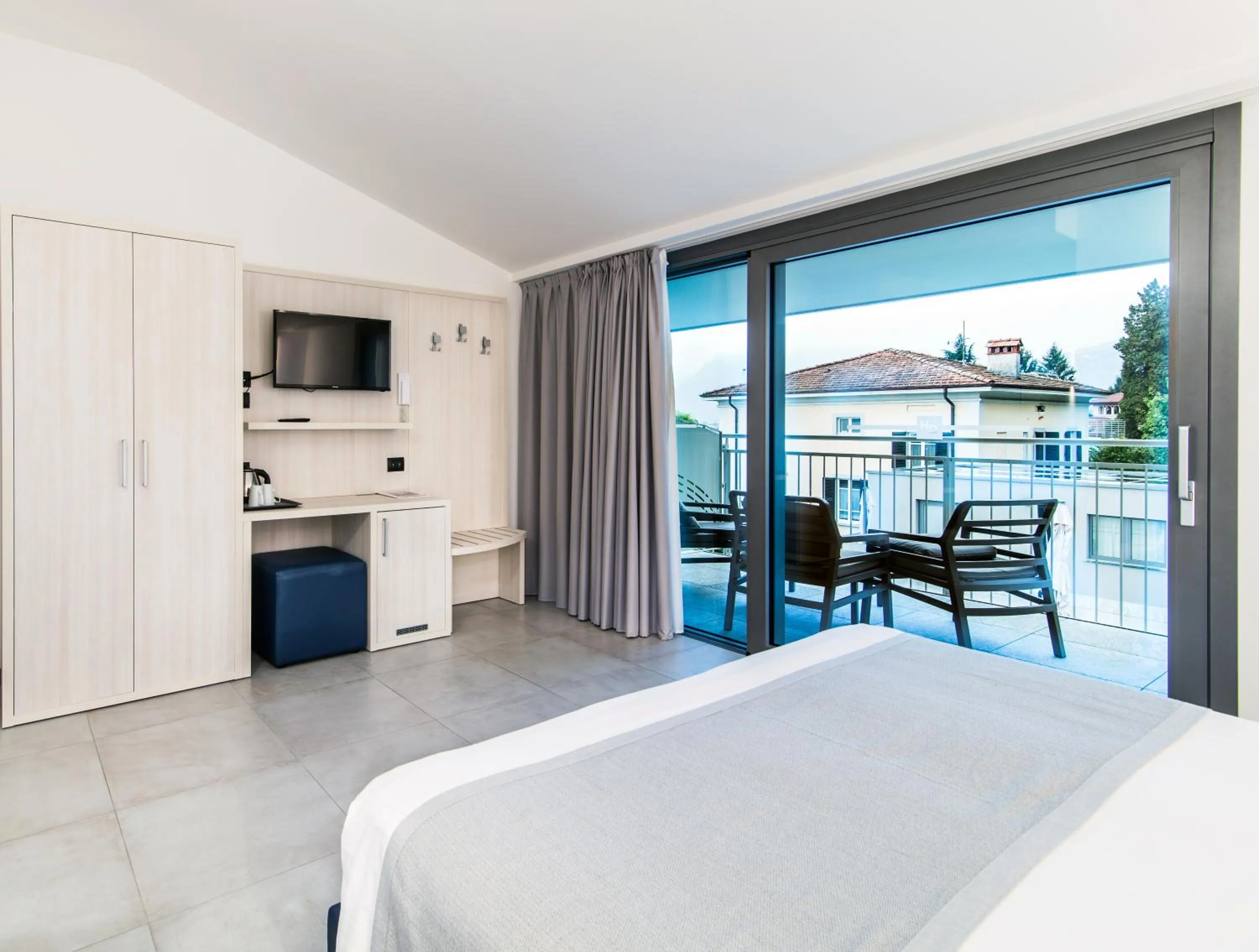 Balcony/Terrace, Bed in Hotel Domaso