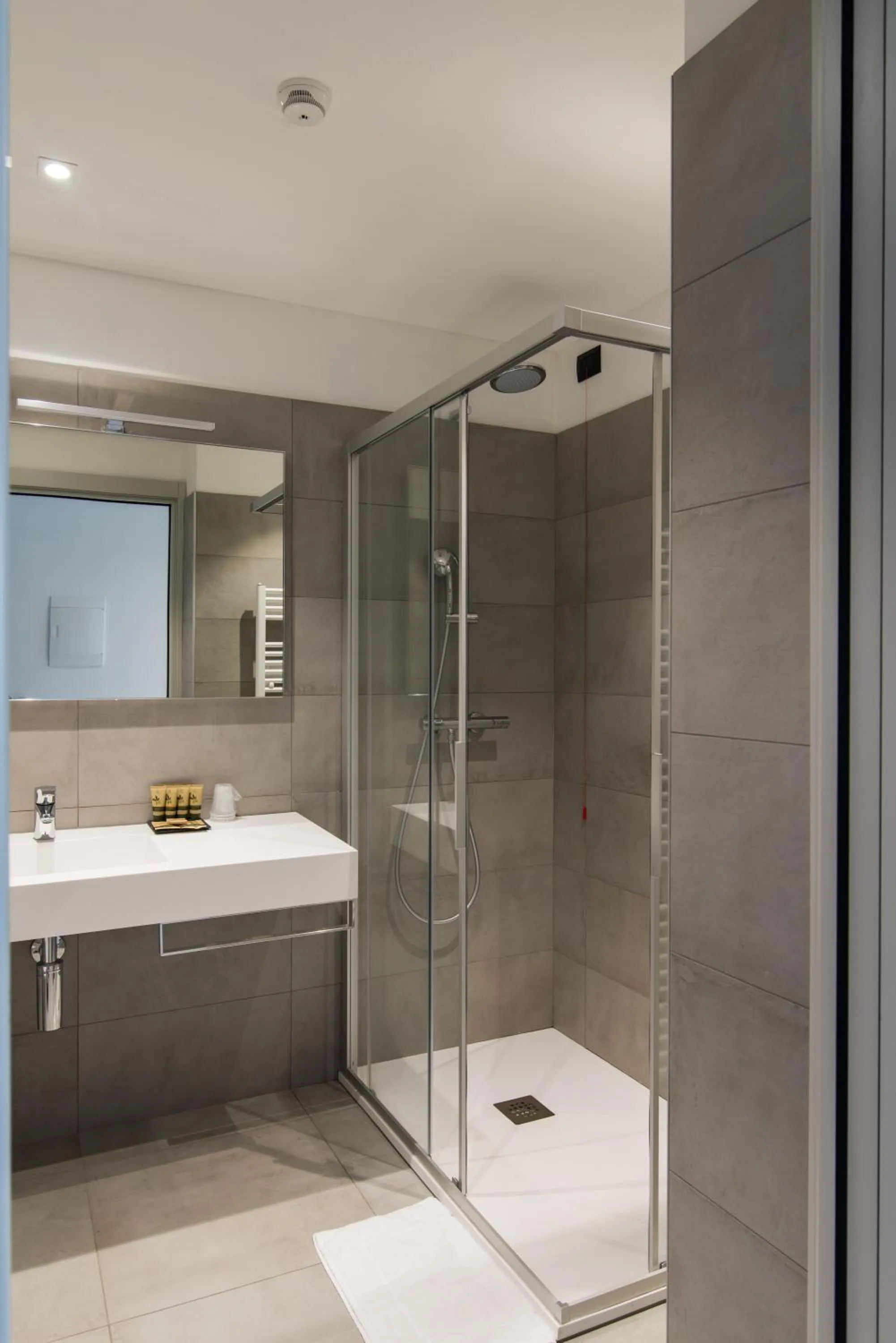 Shower in Hotel Domaso