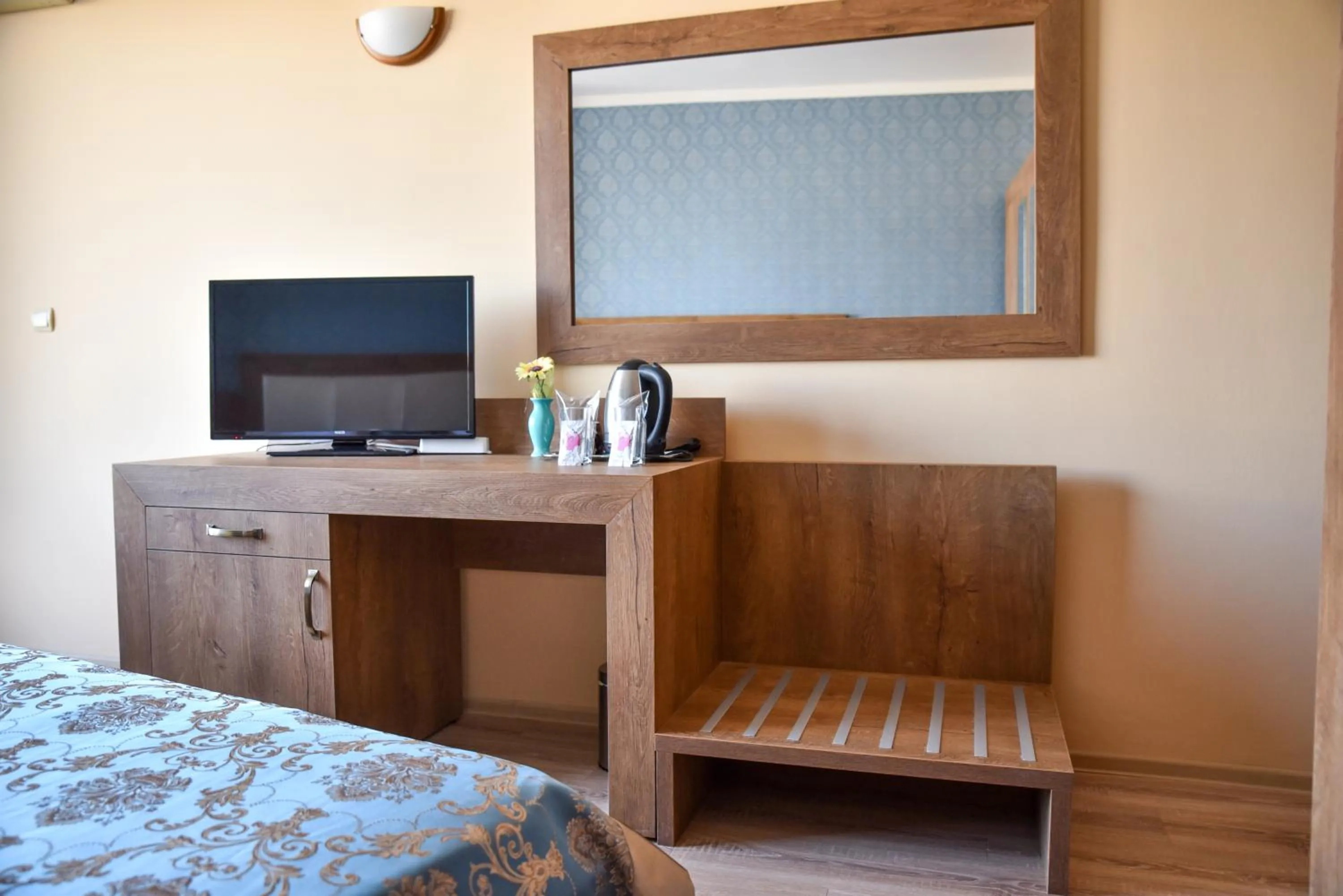 Coffee/tea facilities, Bed in Lucky Hotel