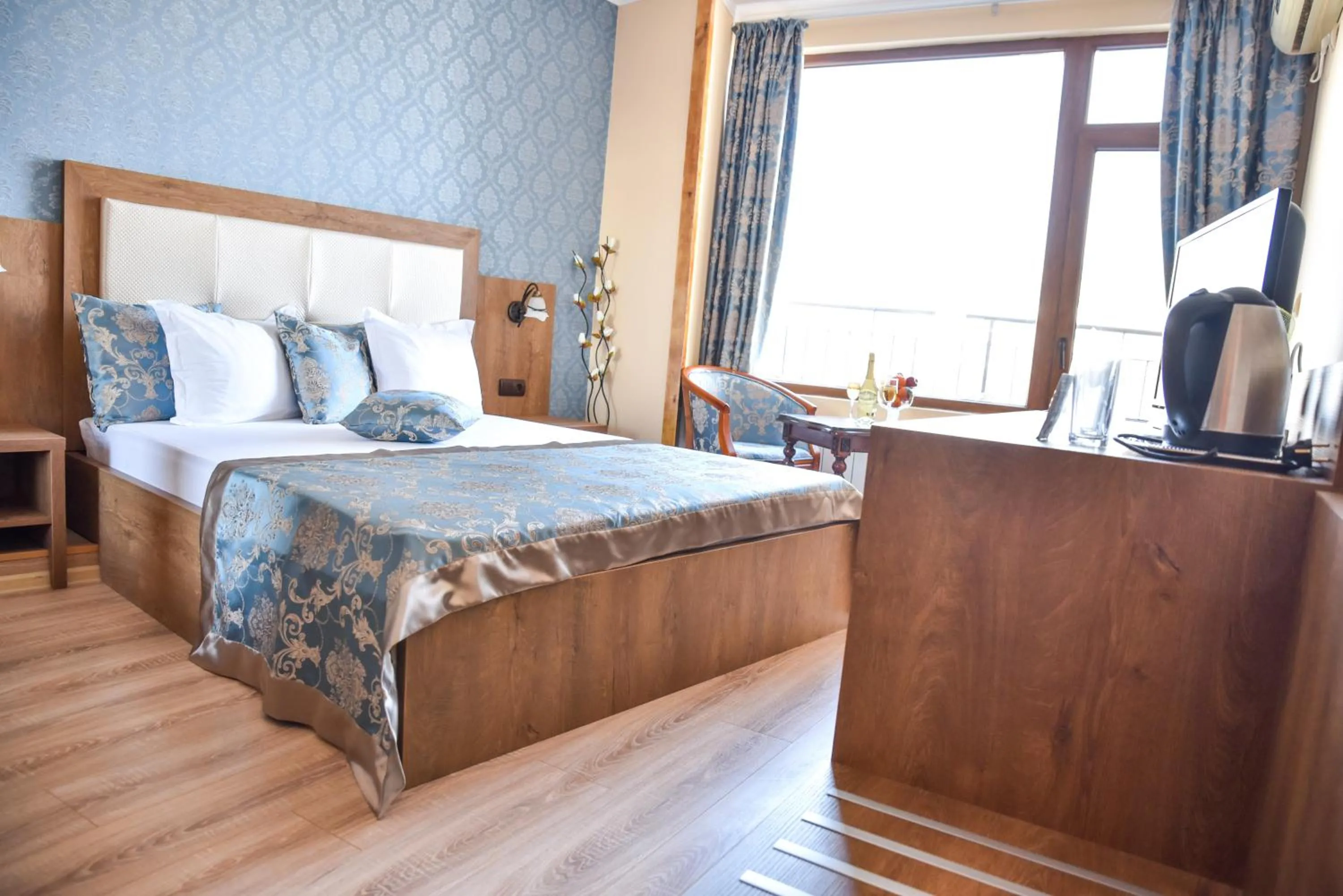 Bedroom, Bed in Lucky Hotel