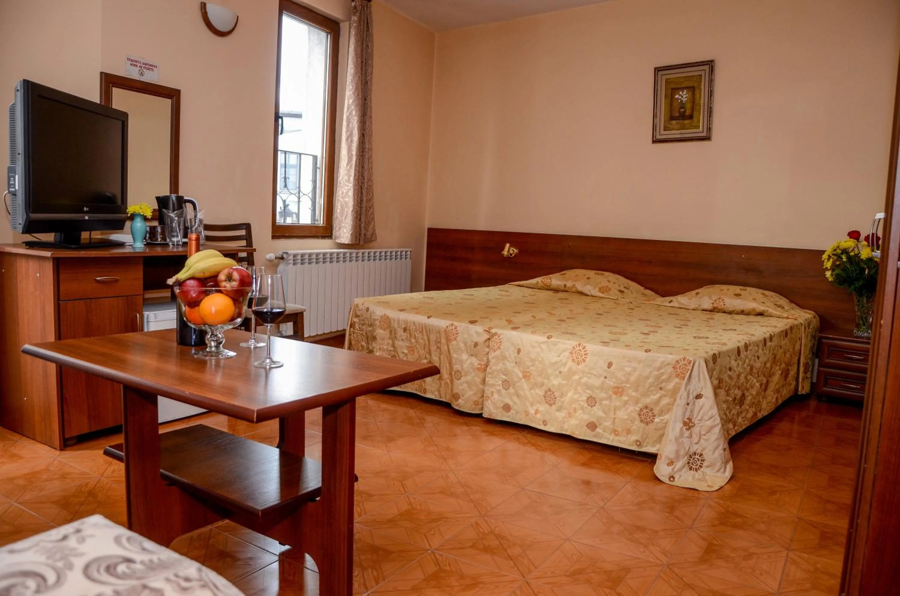 Bedroom, Bed in Lucky Hotel