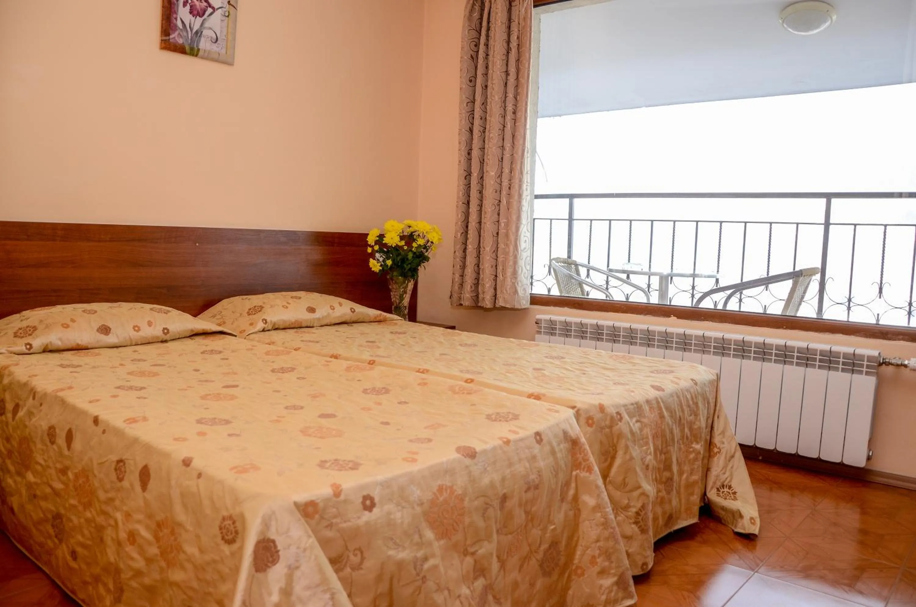 Photo of the whole room, Bed in Lucky Hotel