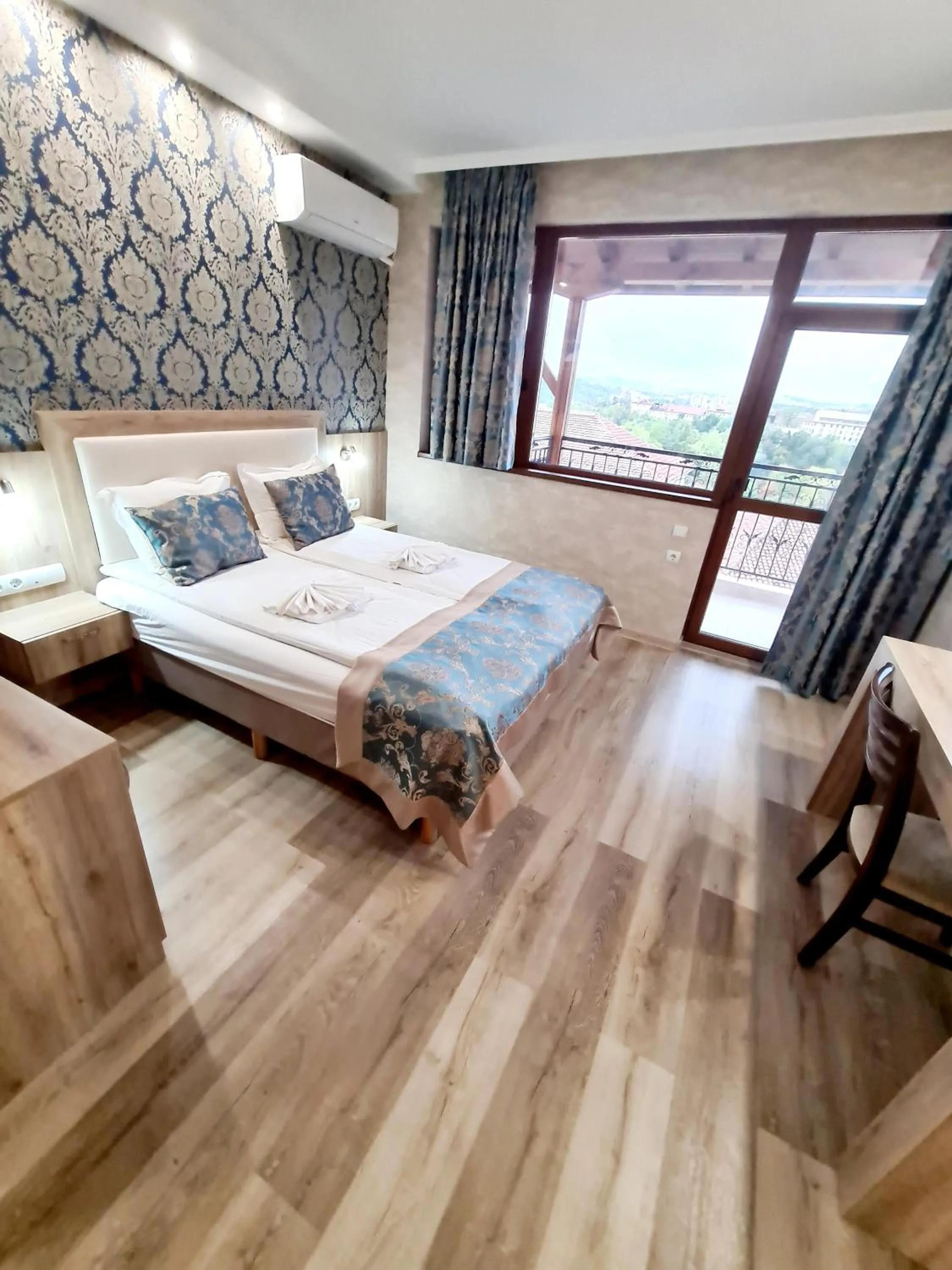 Bedroom, Bed in Lucky Hotel