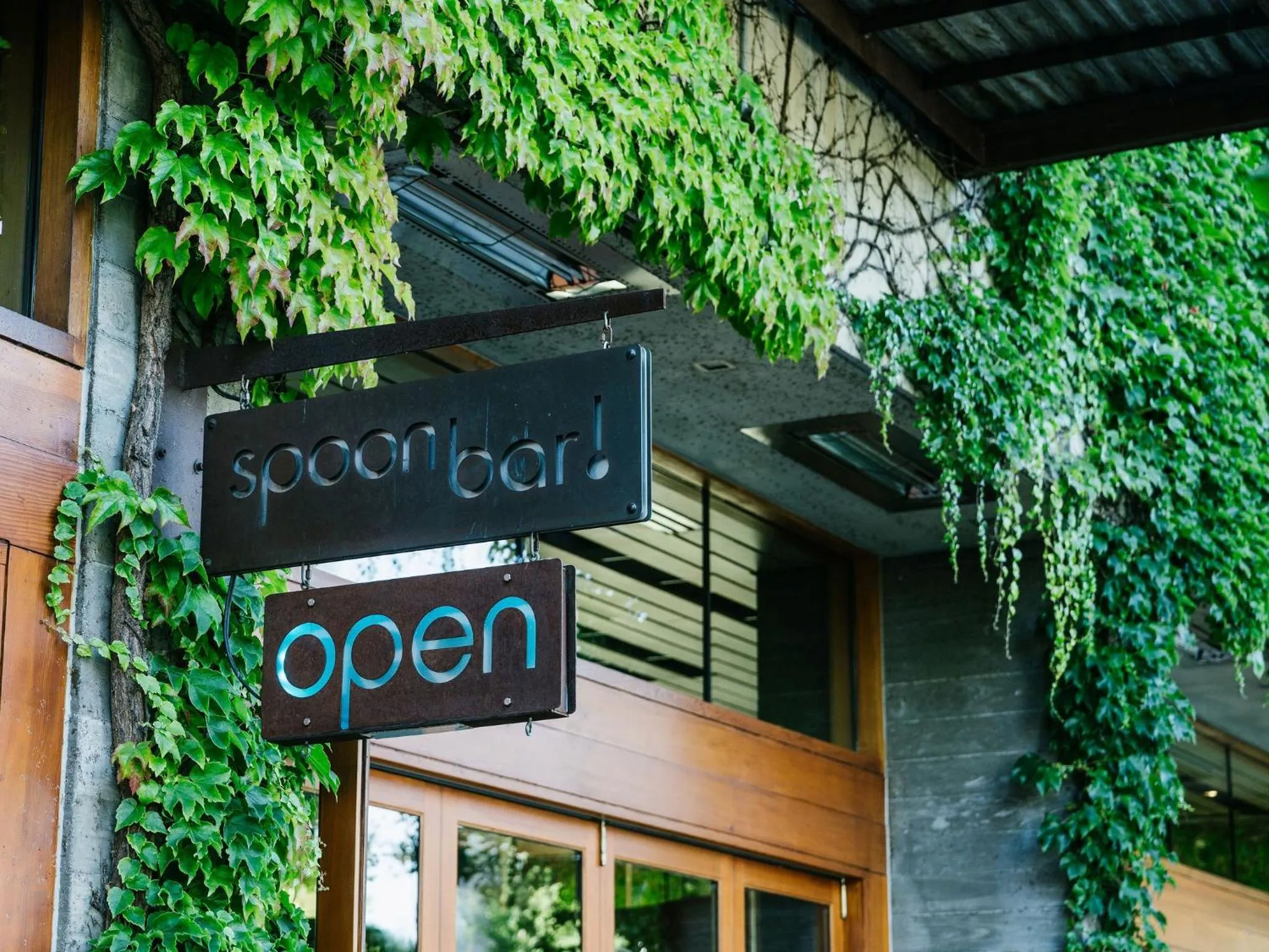 Restaurant/places to eat in H2hotel